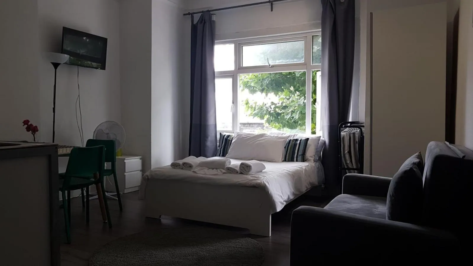 Bed in London Queen Park Apartments