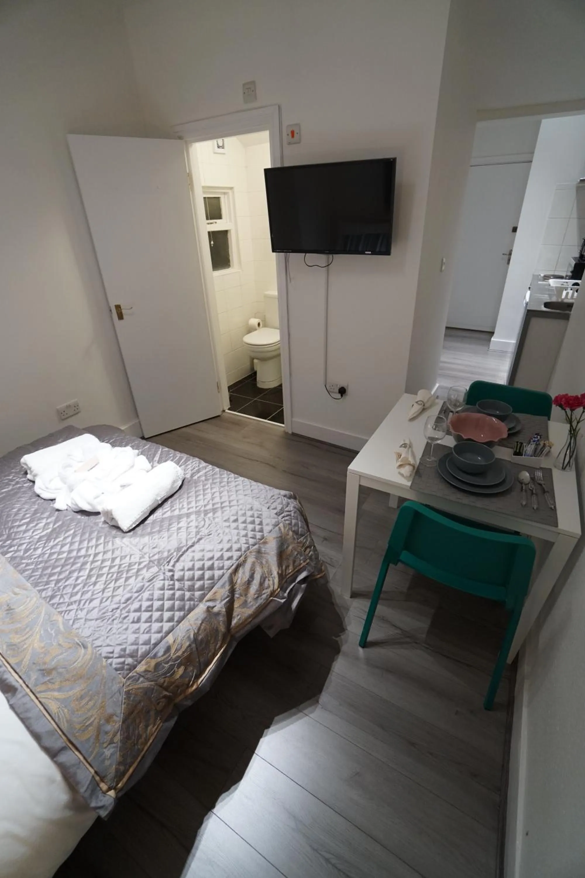 Bed in London Queen Park Apartments