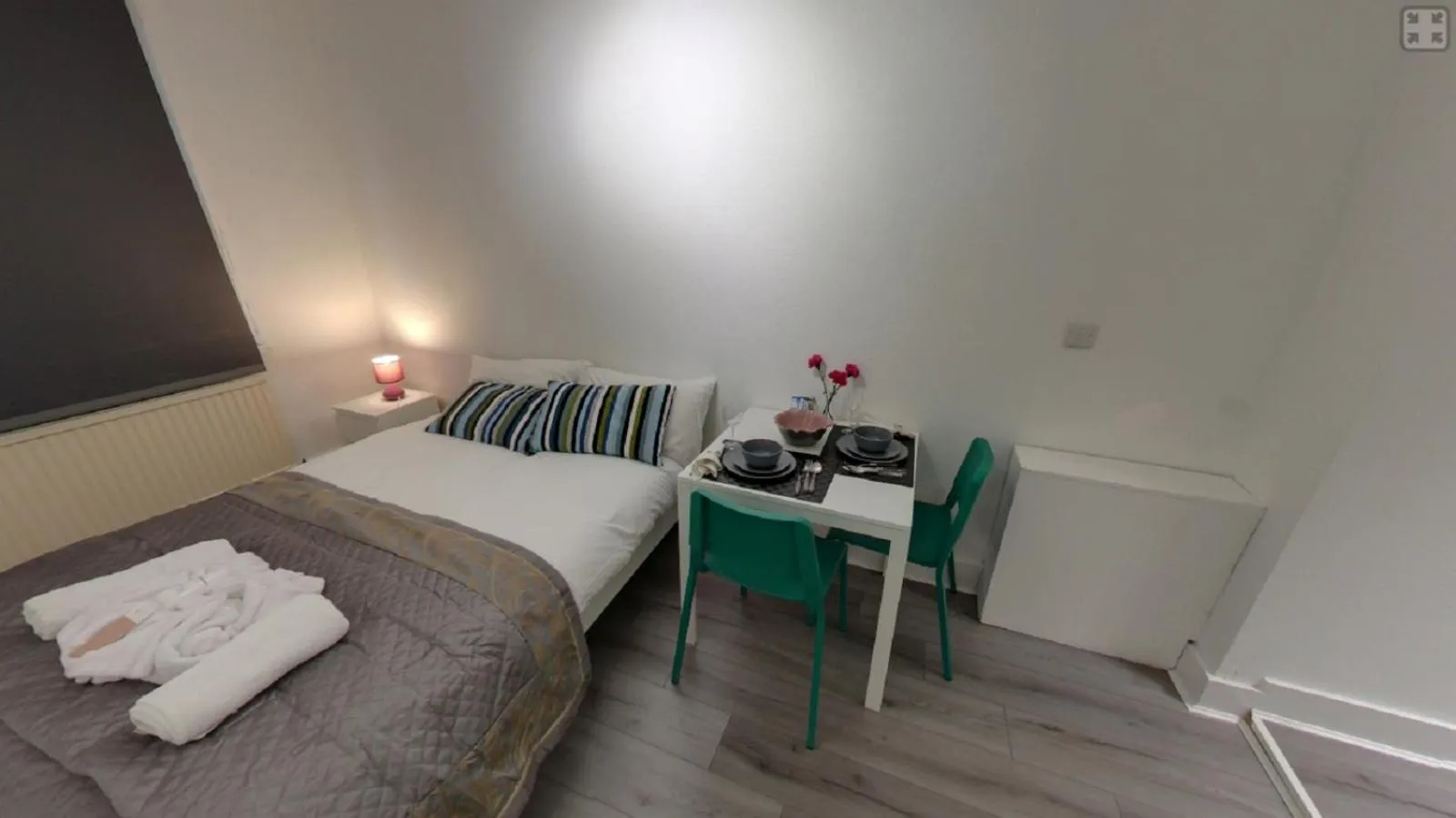 Bed in London Queen Park Apartments