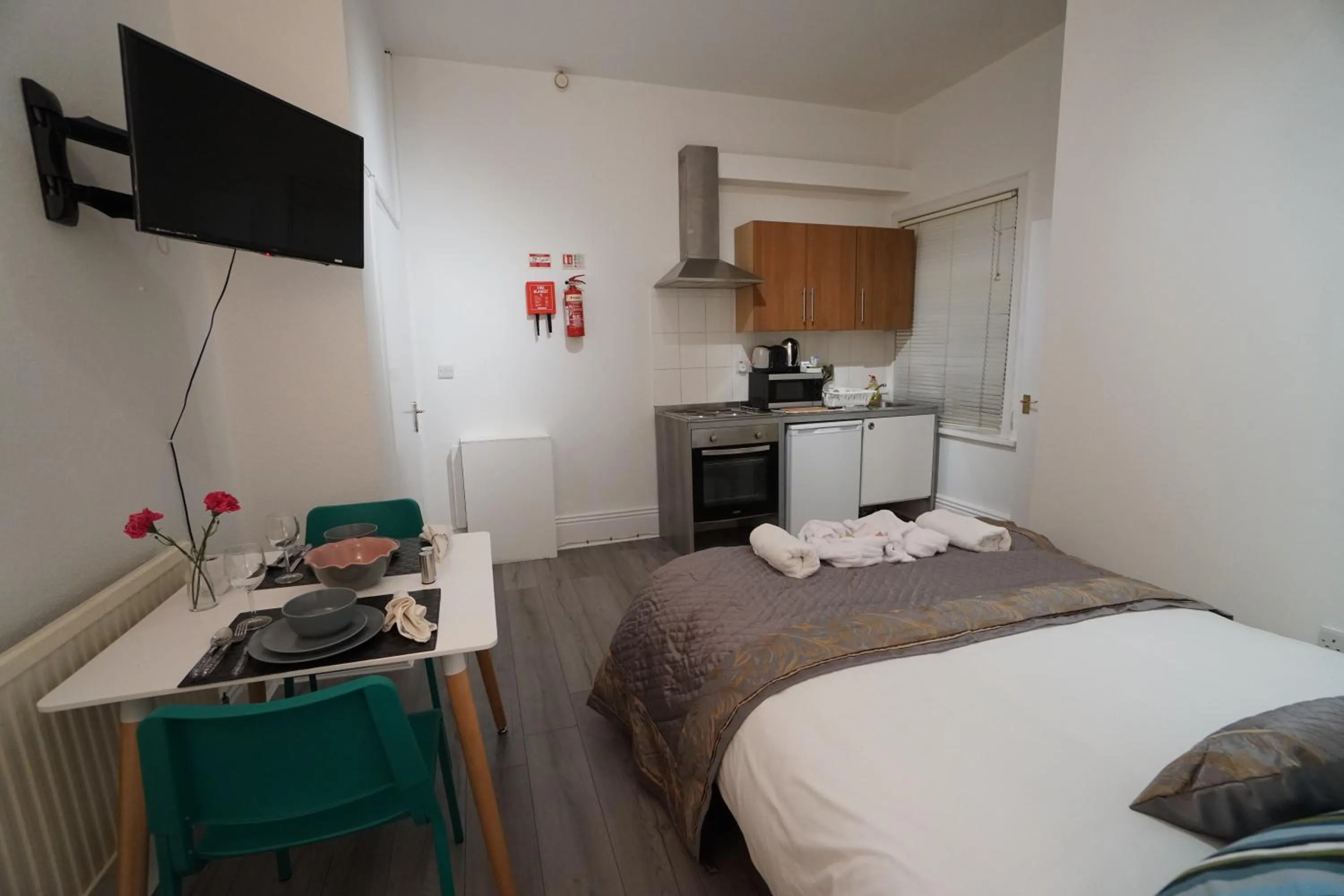 Bed in London Queen Park Apartments