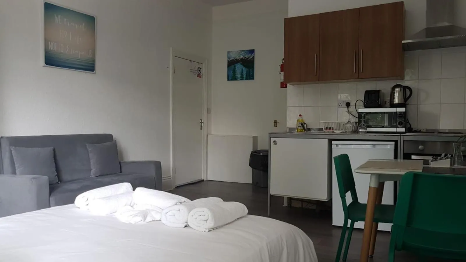 Bed in London Queen Park Apartments