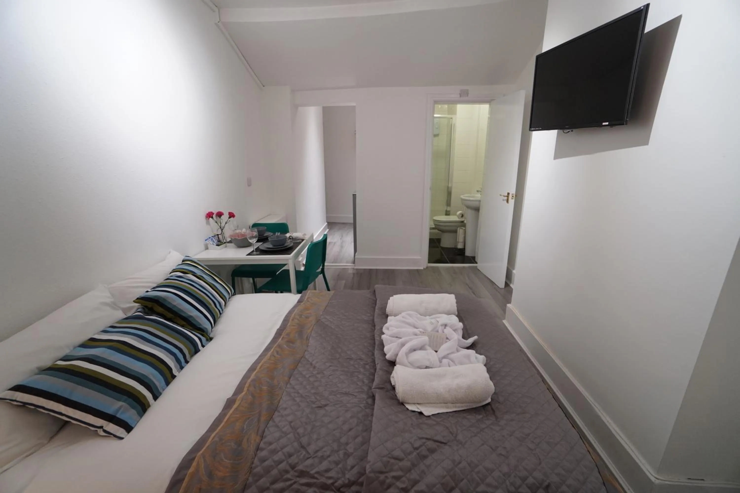 Bed in London Queen Park Apartments