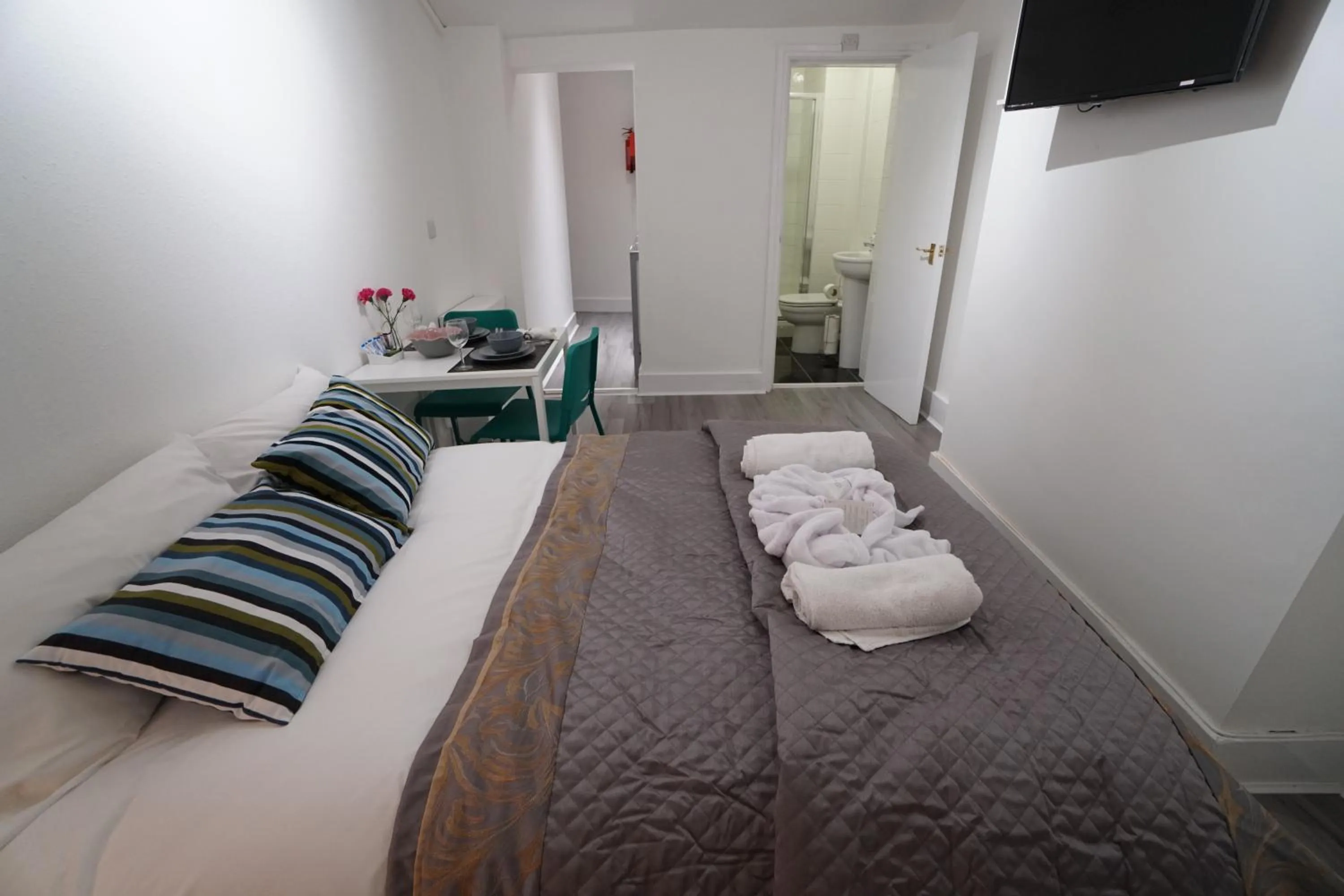 Bed in London Queen Park Apartments