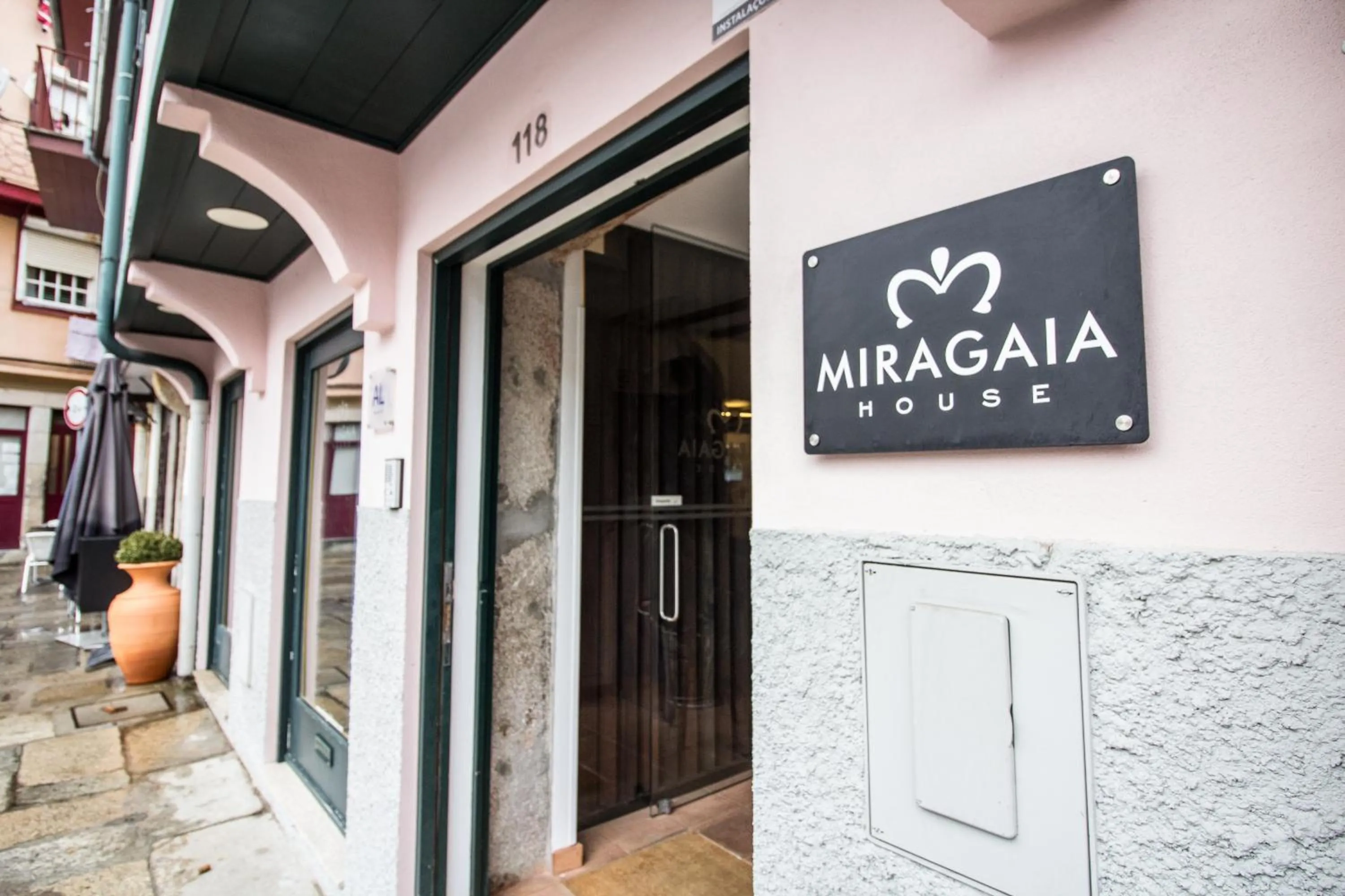 Facade/entrance in Miragaia House