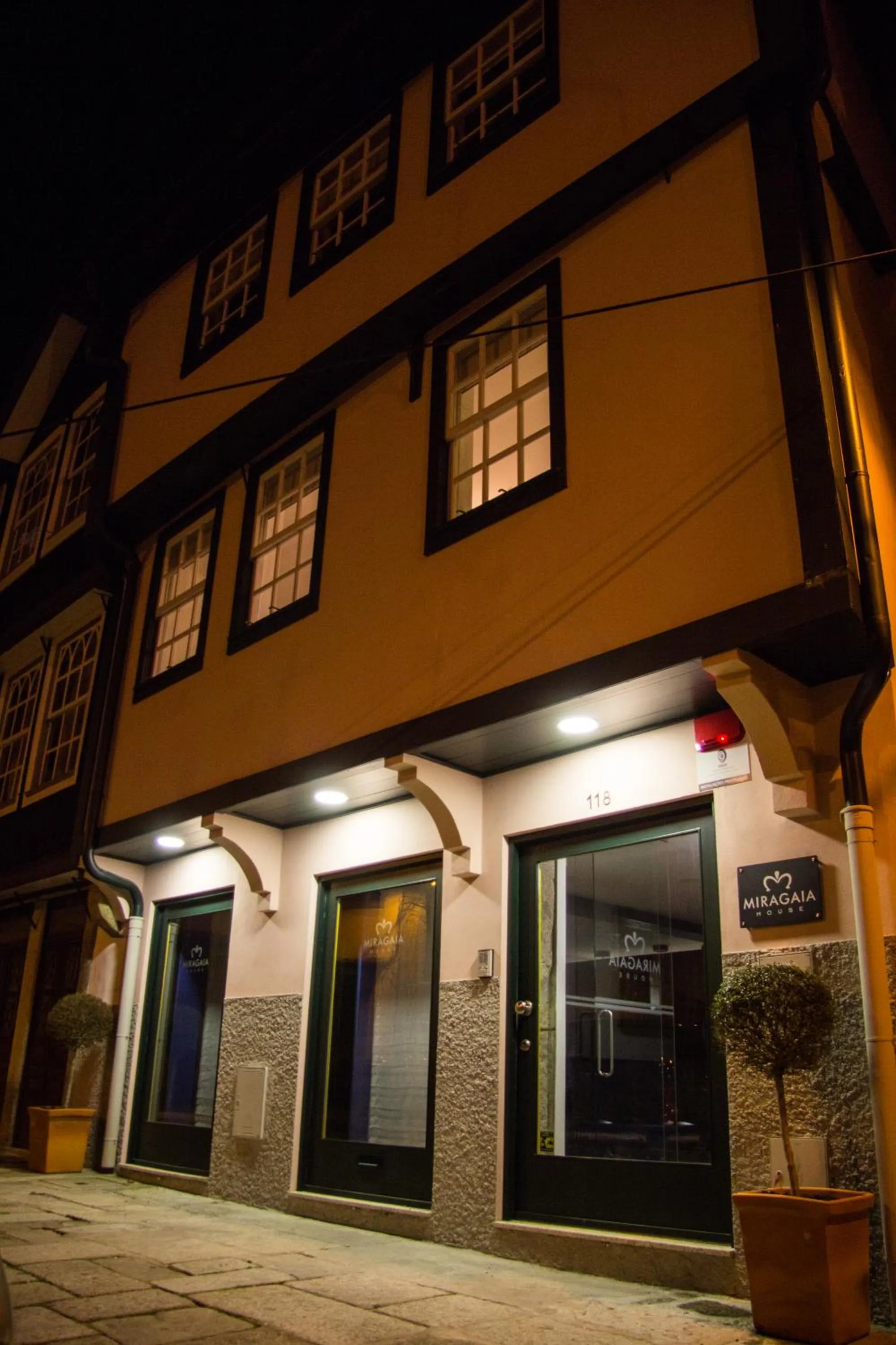 Facade/entrance in Miragaia House