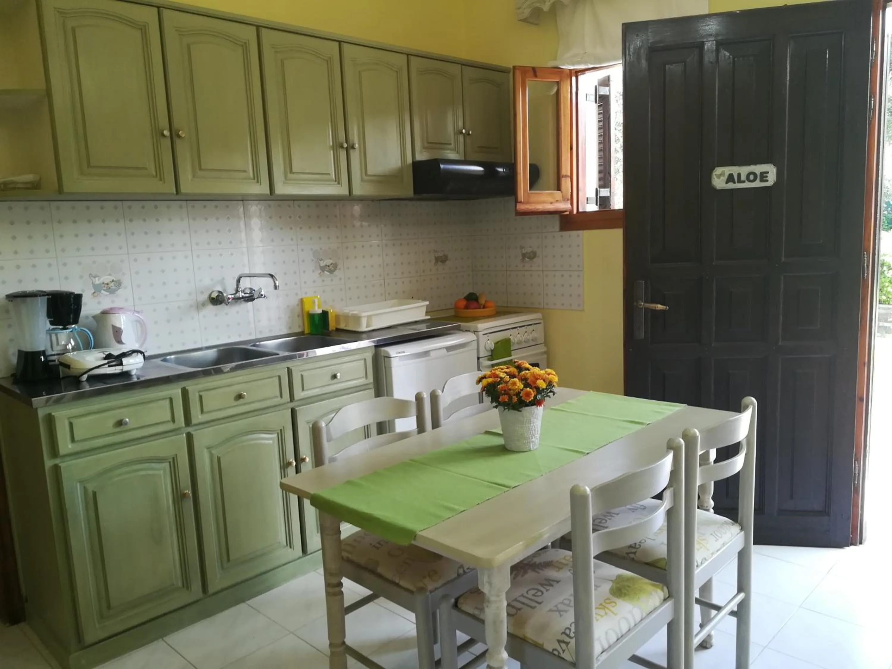 Kitchen or kitchenette in Olga's Garden Apartments