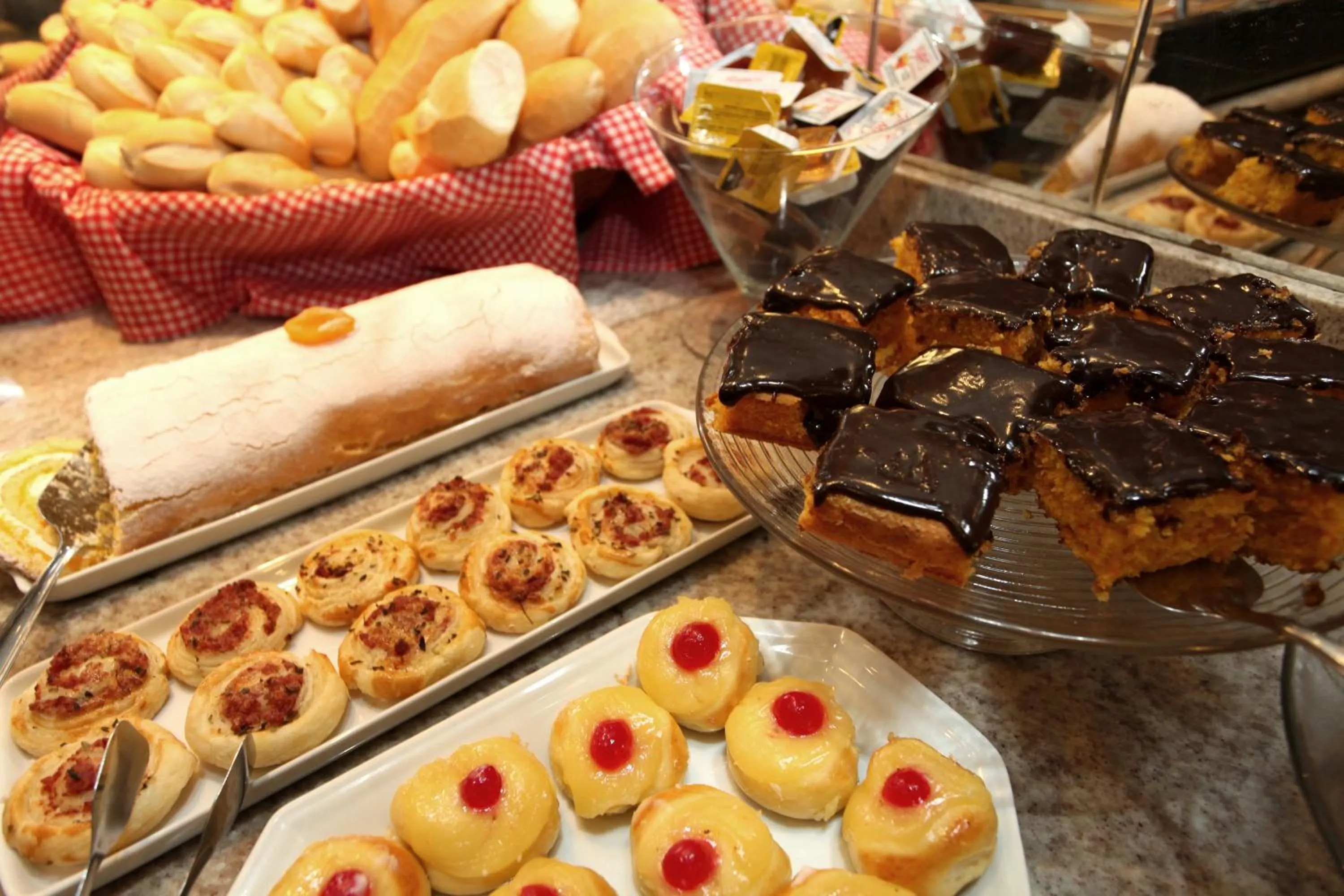 Buffet breakfast in Mengo Palace Hotel