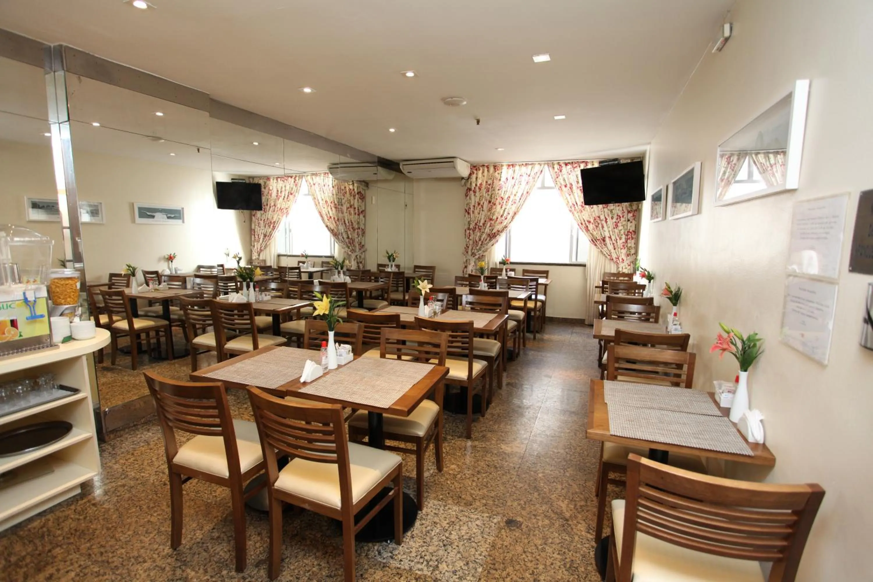 Restaurant/places to eat in Mengo Palace Hotel