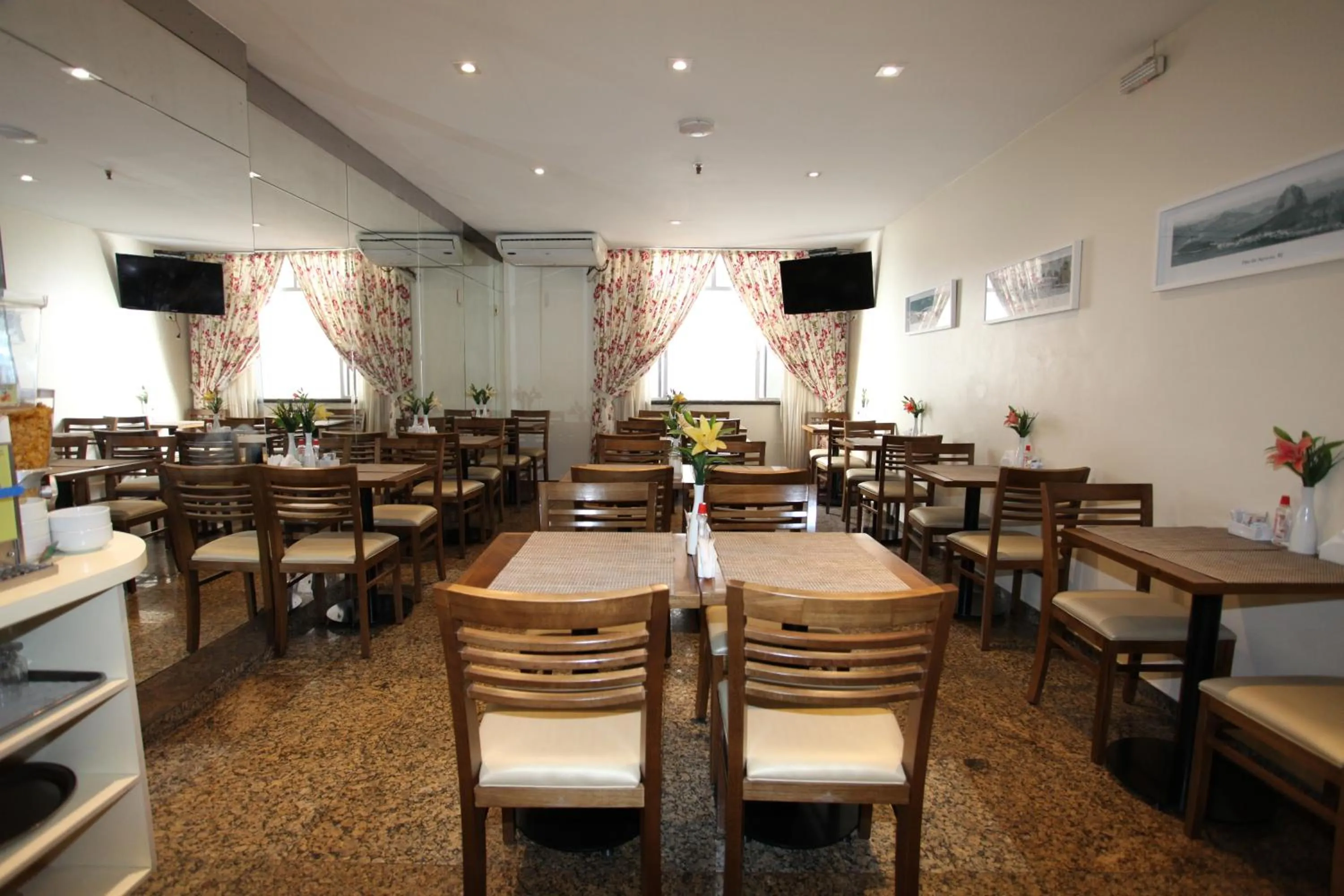 Restaurant/places to eat in Mengo Palace Hotel