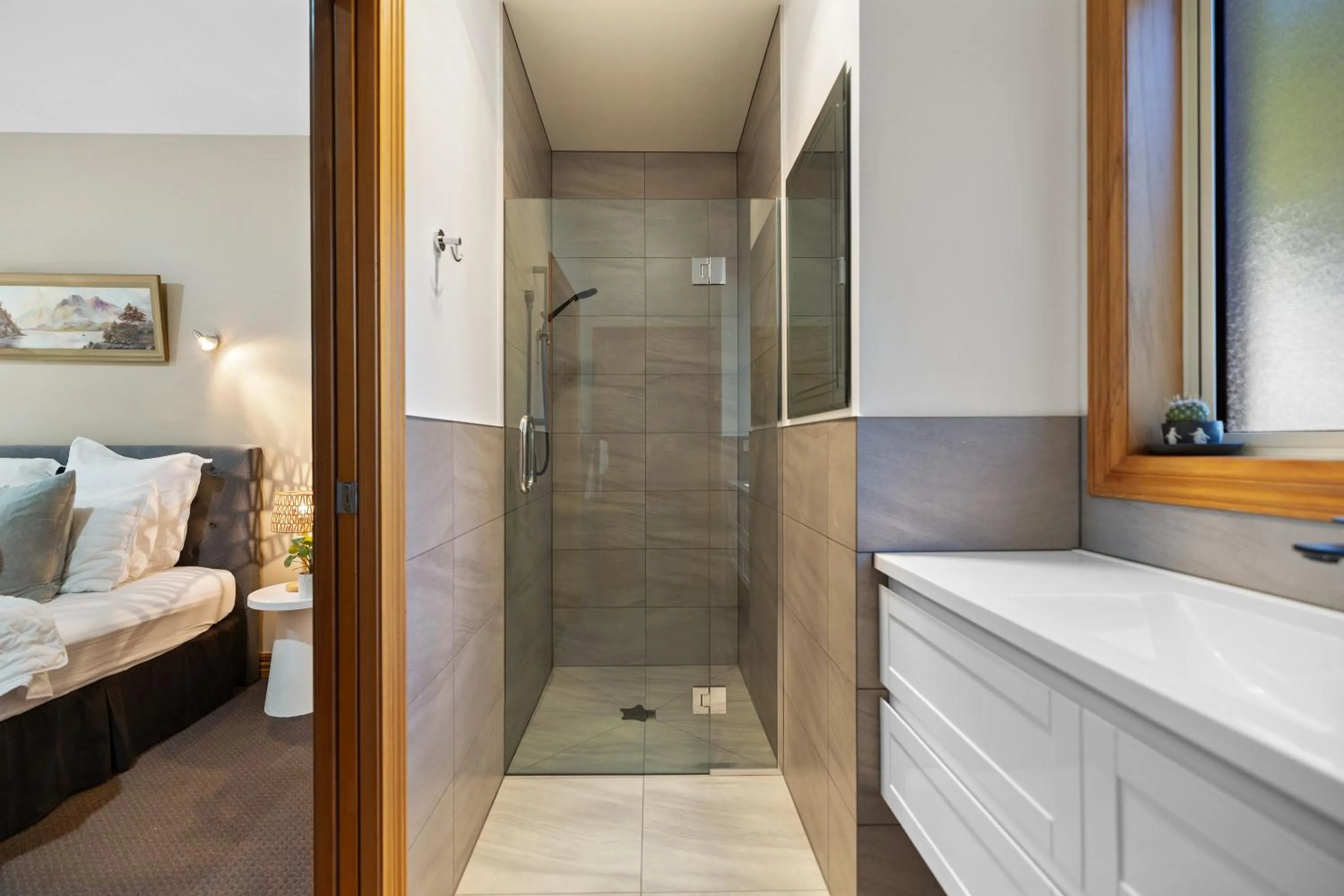 Bathroom, Bed in The Shan's Lodge