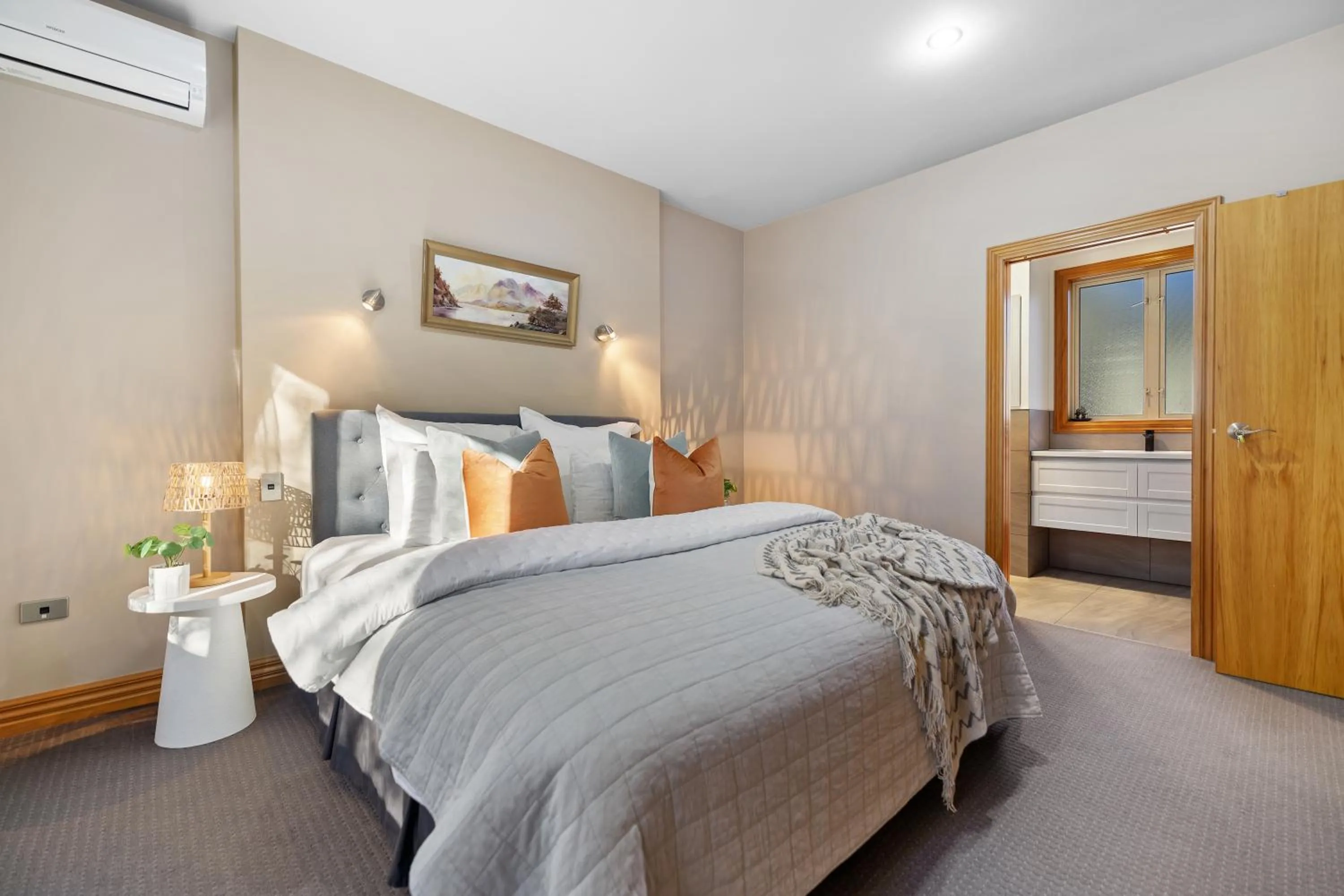 Bedroom, Bed in The Shan's Lodge