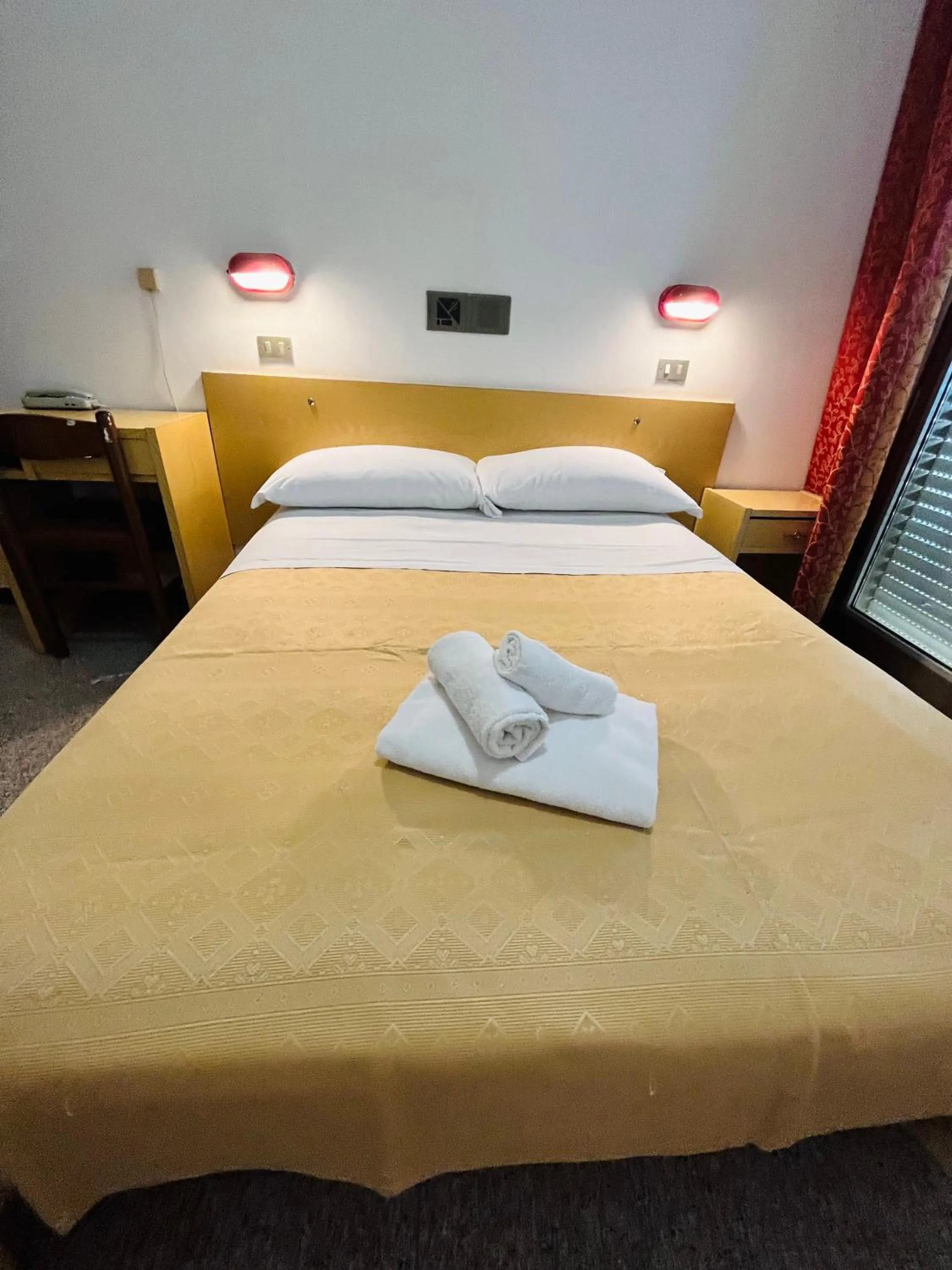 Bedroom, Bed in Hotel Columbia Frontemare