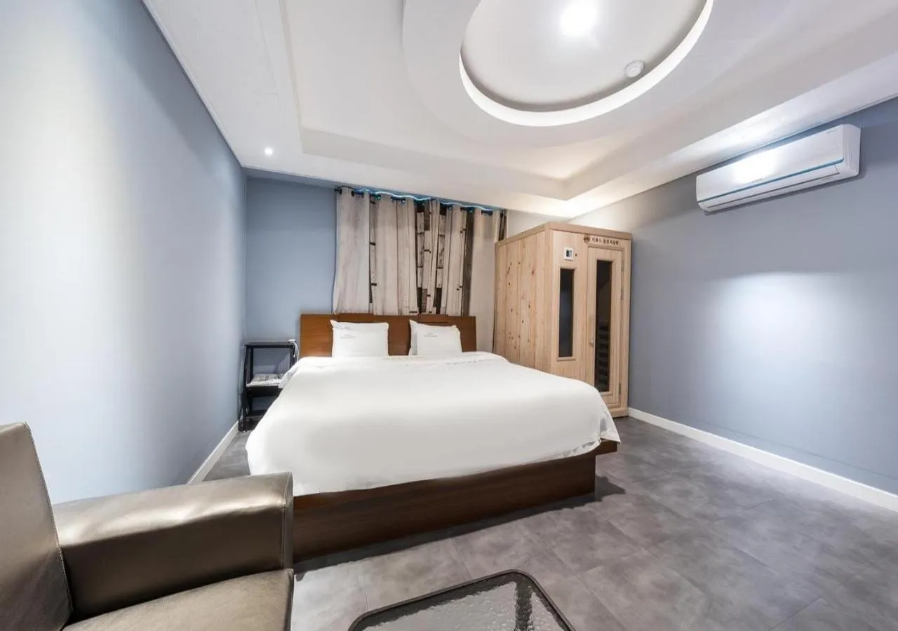 Bedroom, Bed in Mokpo New Evergreen Hotel