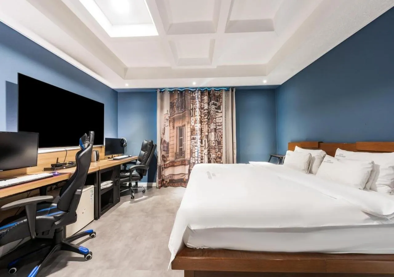 Bedroom, Bed in Mokpo New Evergreen Hotel