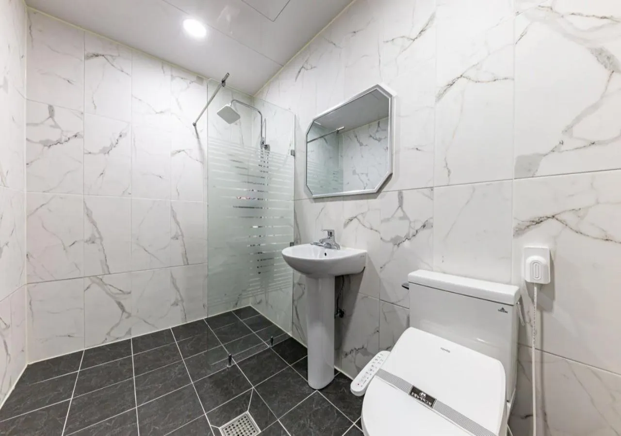 Bathroom in Mokpo New Evergreen Hotel