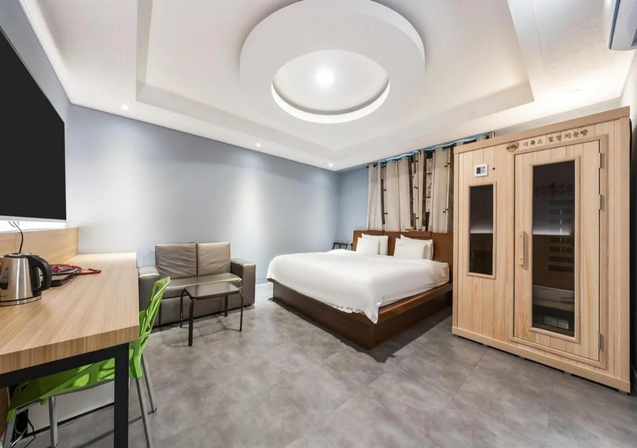 Bedroom, Bed in Mokpo New Evergreen Hotel