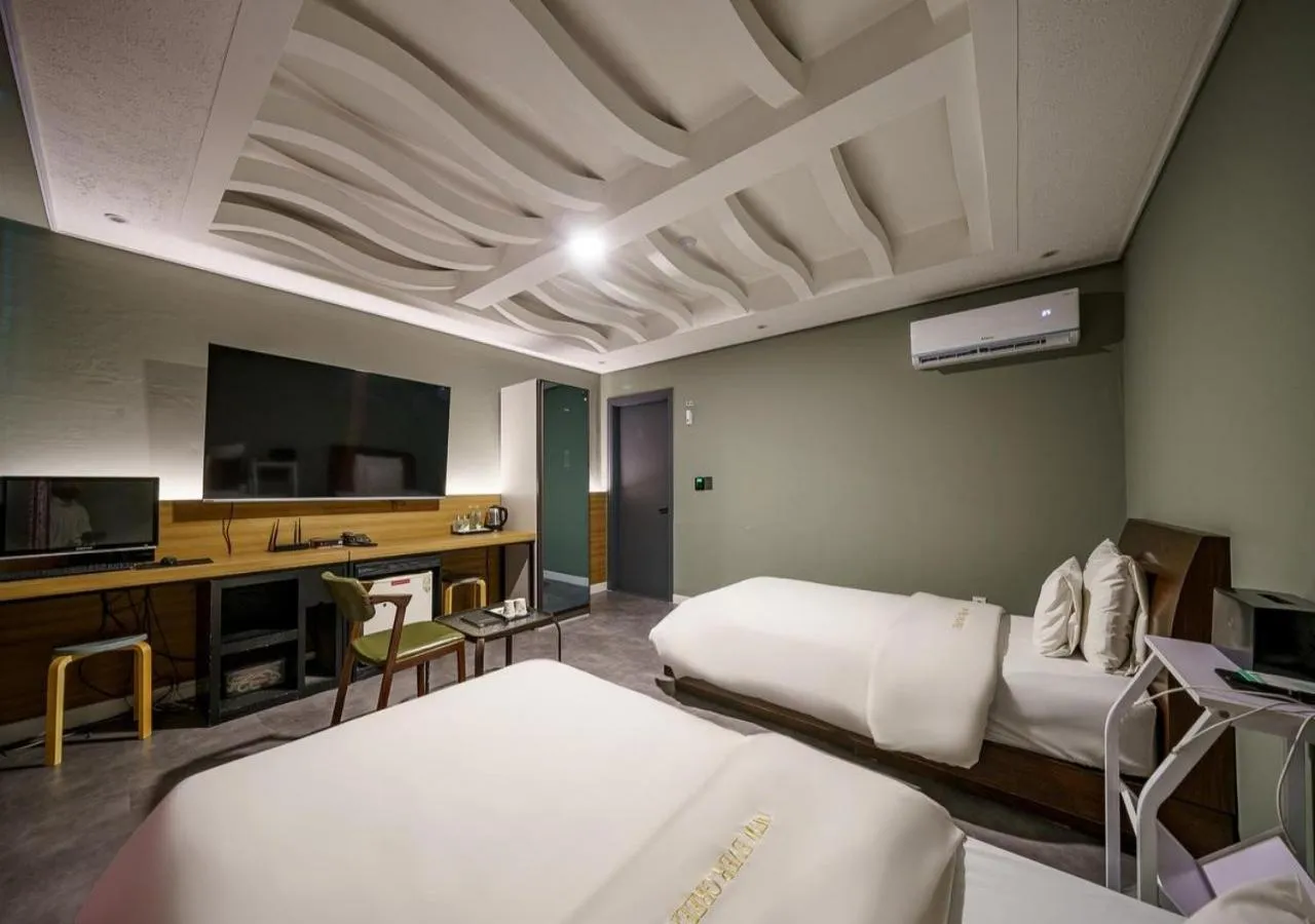Bedroom, Bed in Mokpo New Evergreen Hotel
