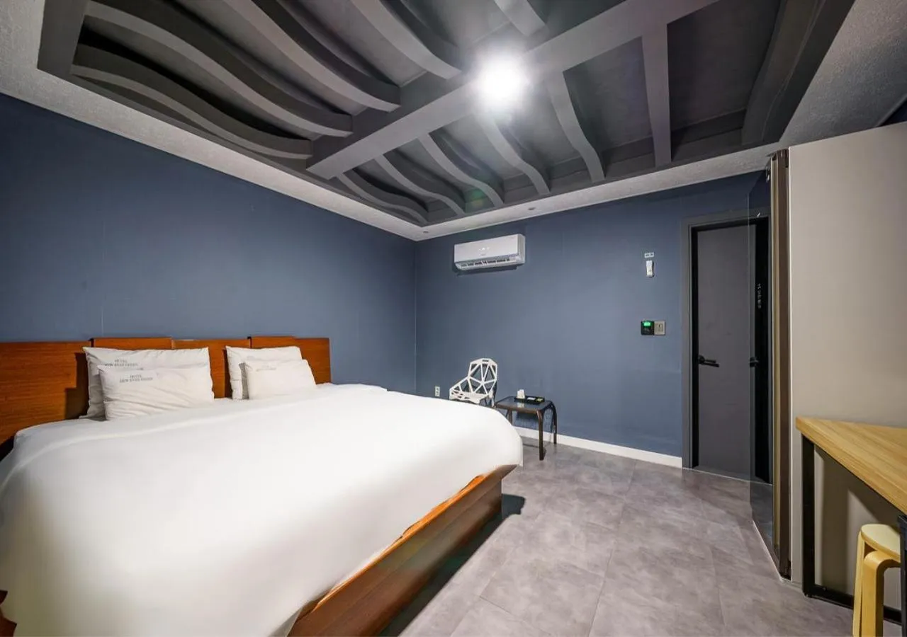 Bedroom, Bed in Mokpo New Evergreen Hotel