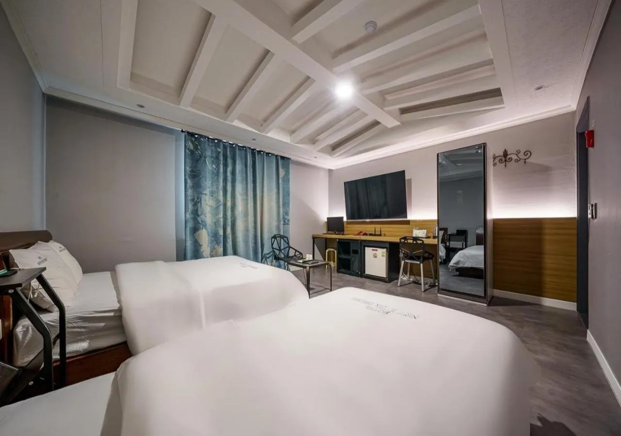 Bedroom, Bed in Mokpo New Evergreen Hotel