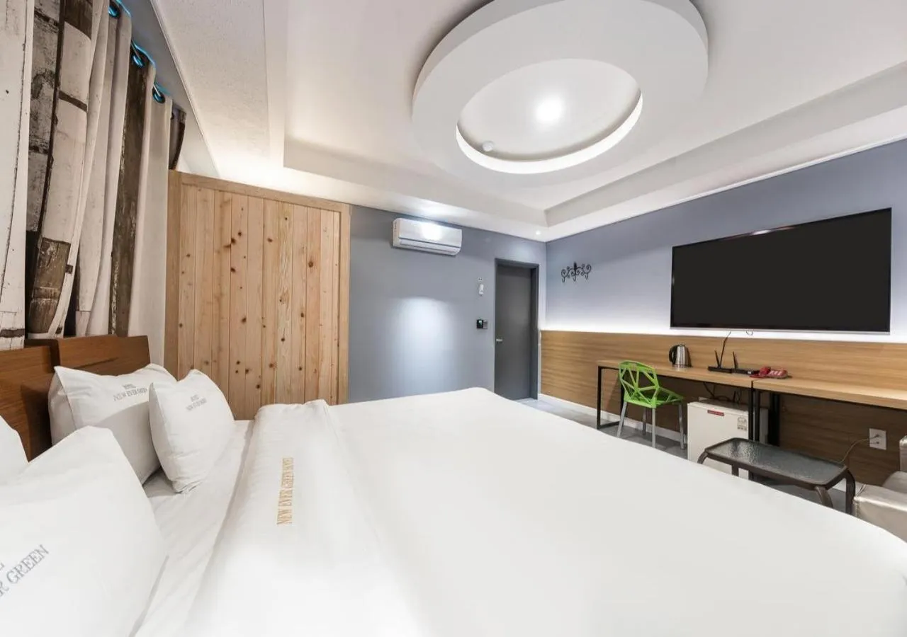 Bedroom, Bed in Mokpo New Evergreen Hotel