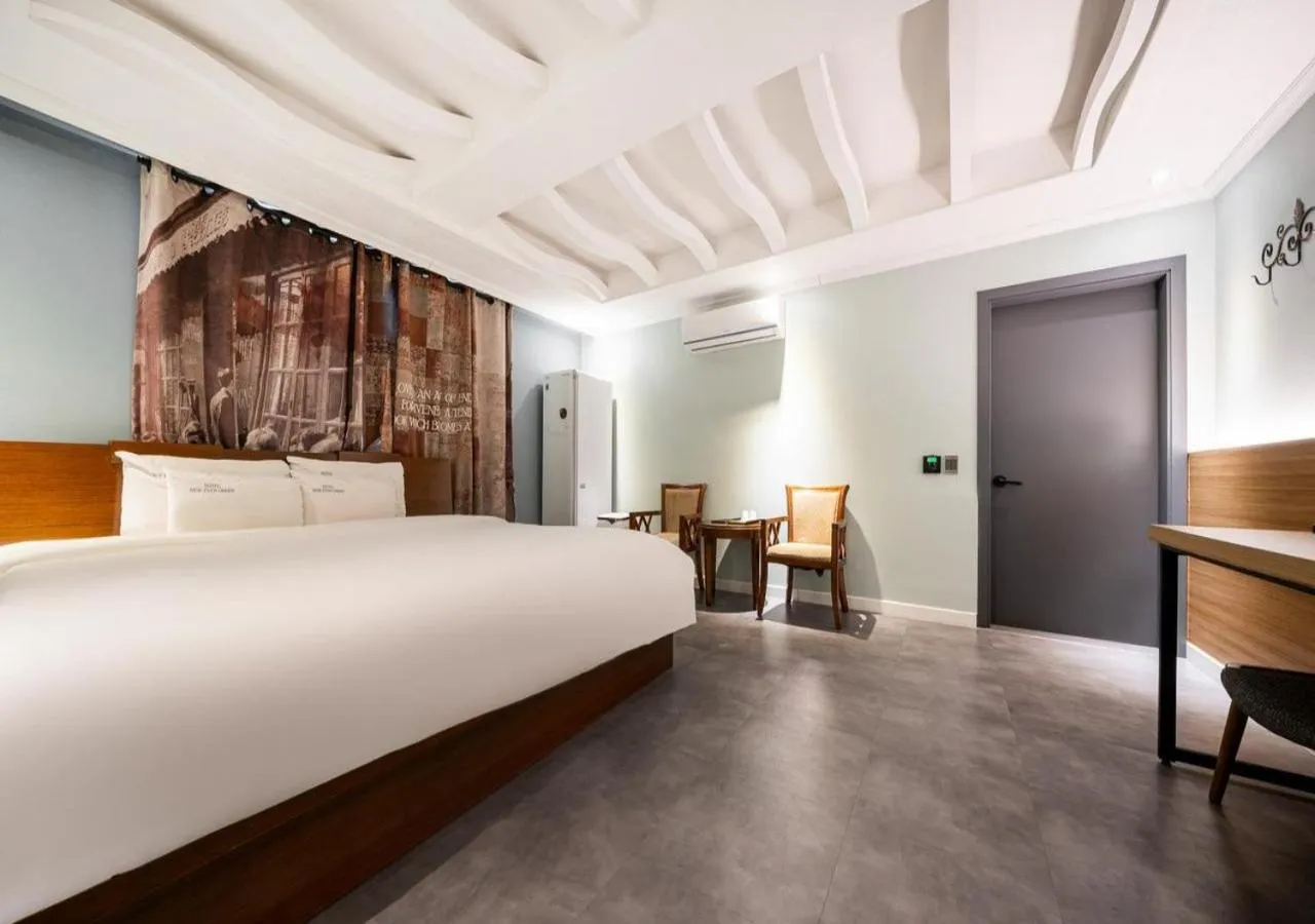 Bedroom, Bed in Mokpo New Evergreen Hotel