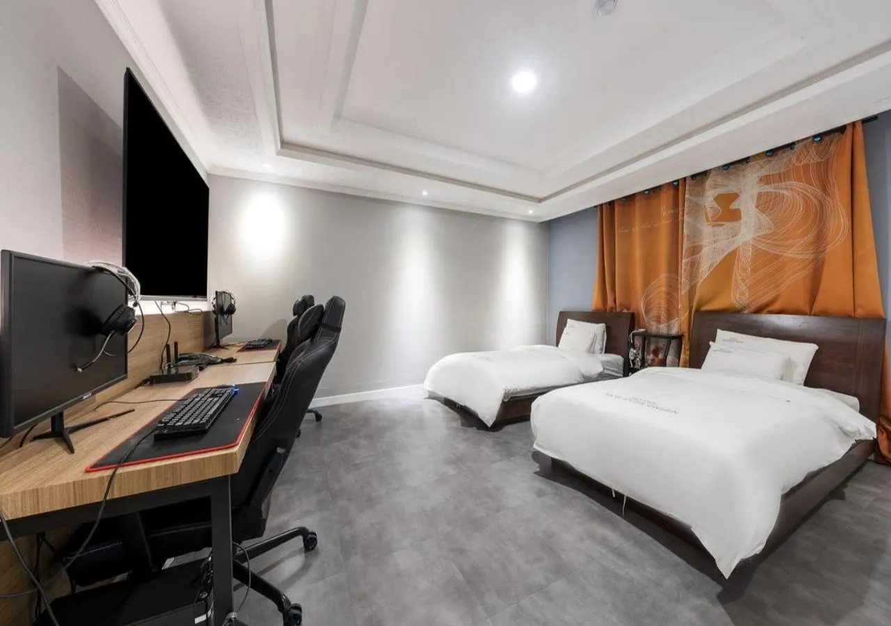 Bedroom, Bed in Mokpo New Evergreen Hotel