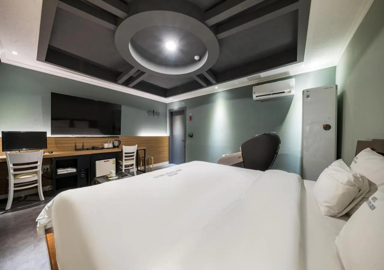Bedroom, Bed in Mokpo New Evergreen Hotel