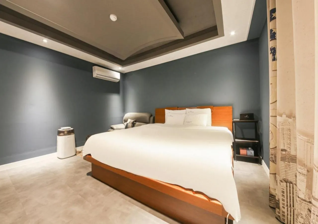 Bedroom, Bed in Mokpo New Evergreen Hotel