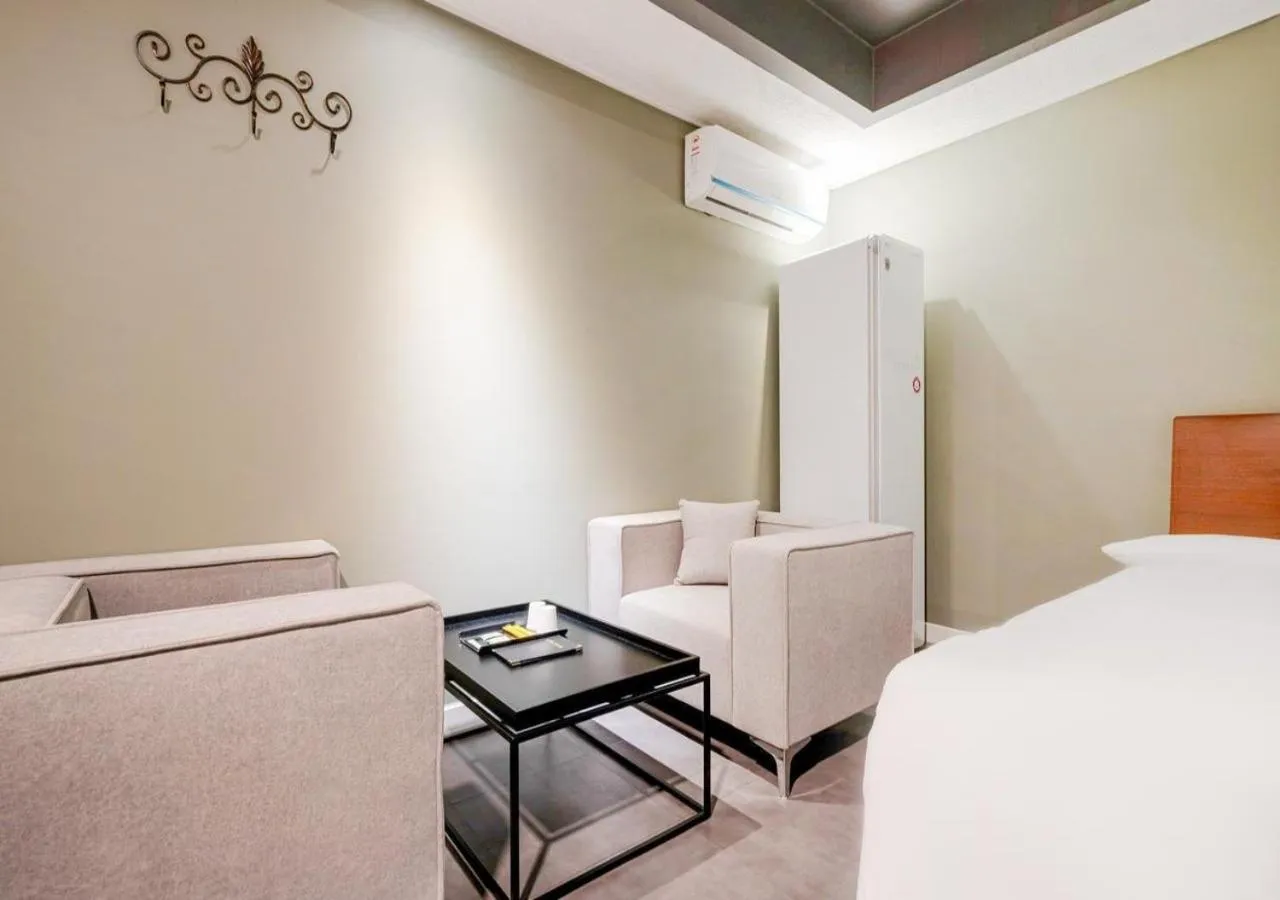 Bedroom, Bed in Mokpo New Evergreen Hotel