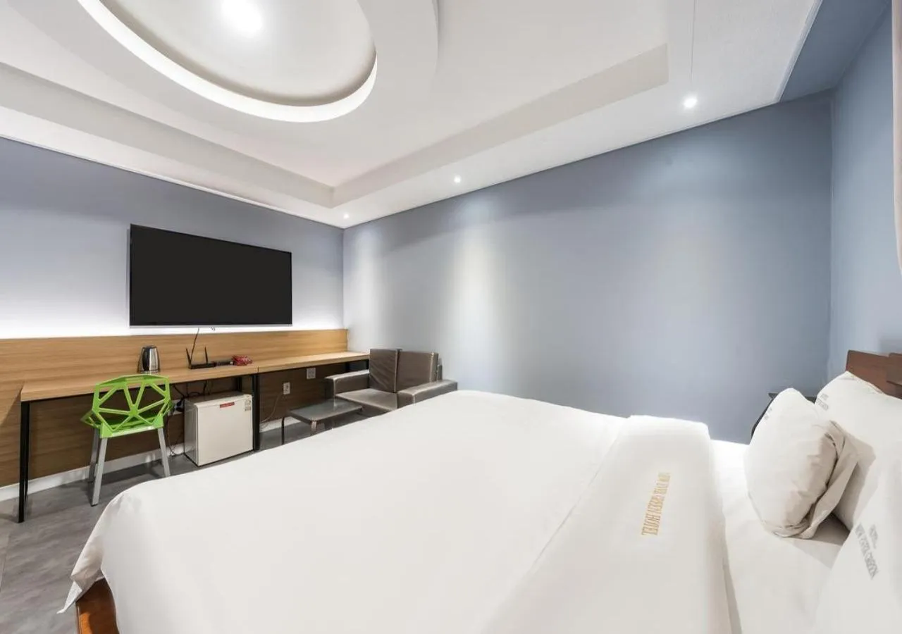 Bedroom, Bed in Mokpo New Evergreen Hotel