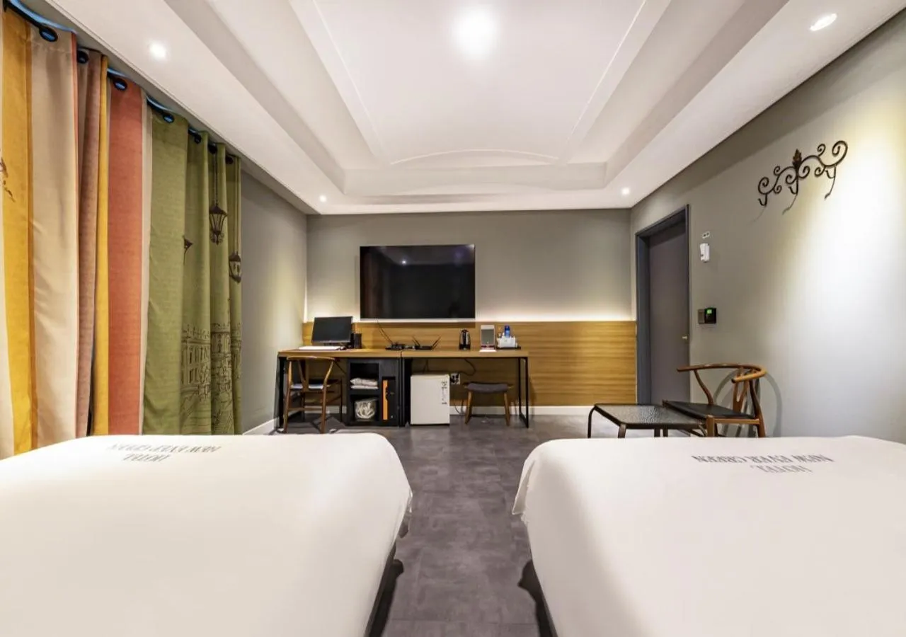 Bedroom, Bed in Mokpo New Evergreen Hotel