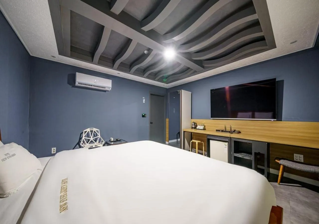 Bedroom, Bed in Mokpo New Evergreen Hotel
