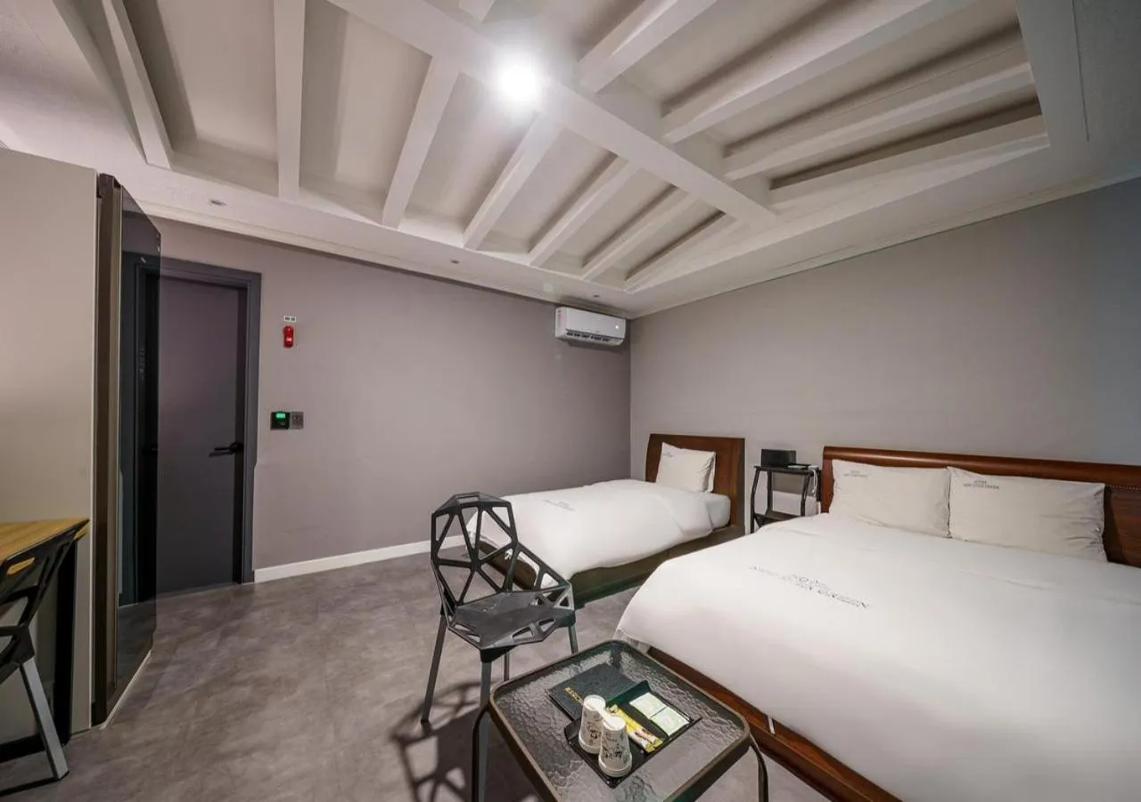 Bedroom, Bed in Mokpo New Evergreen Hotel