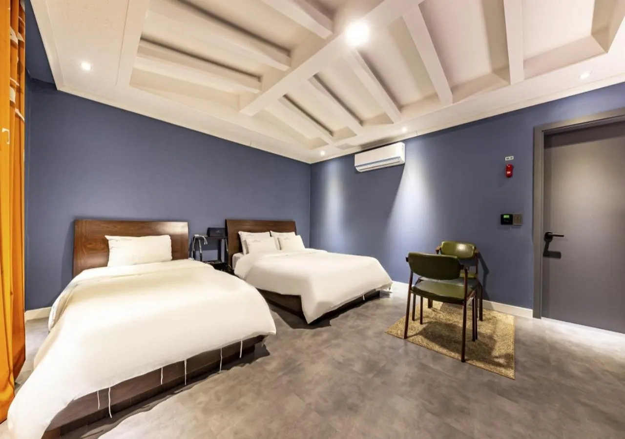 Bedroom, Bed in Mokpo New Evergreen Hotel