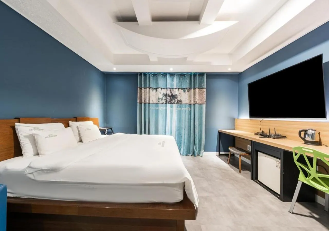 Bedroom, Bed in Mokpo New Evergreen Hotel