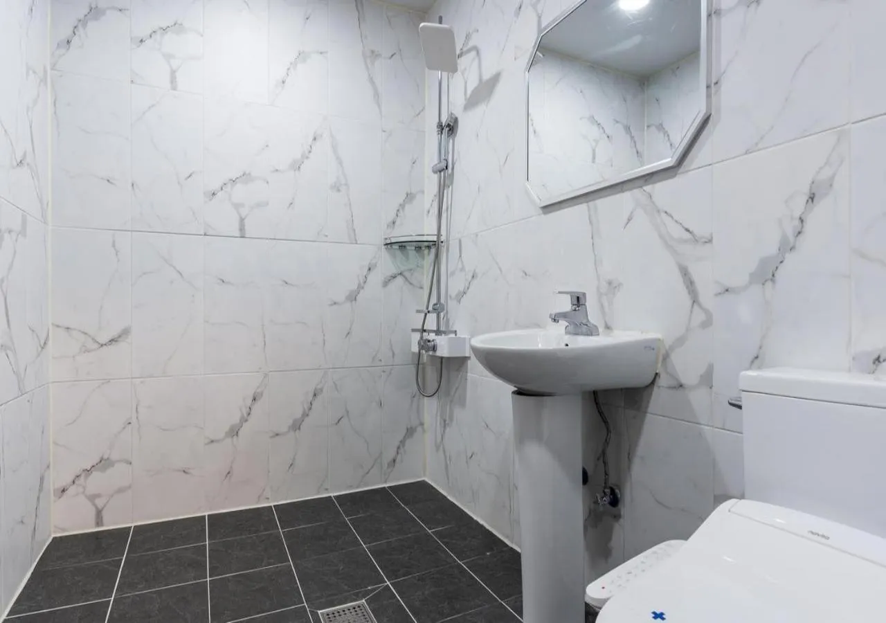 Bathroom in Mokpo New Evergreen Hotel