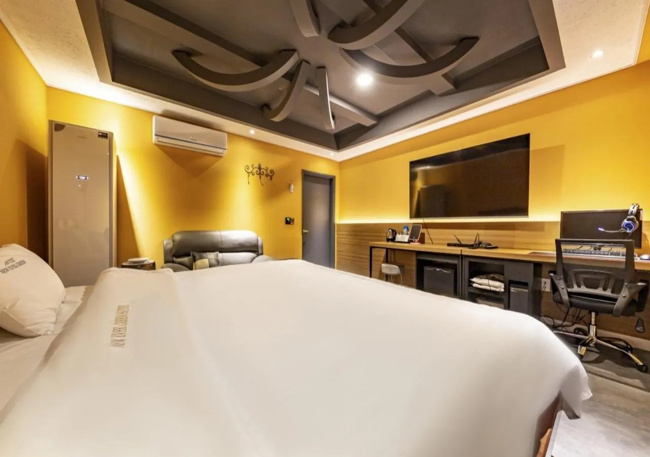 Bedroom, Bed in Mokpo New Evergreen Hotel