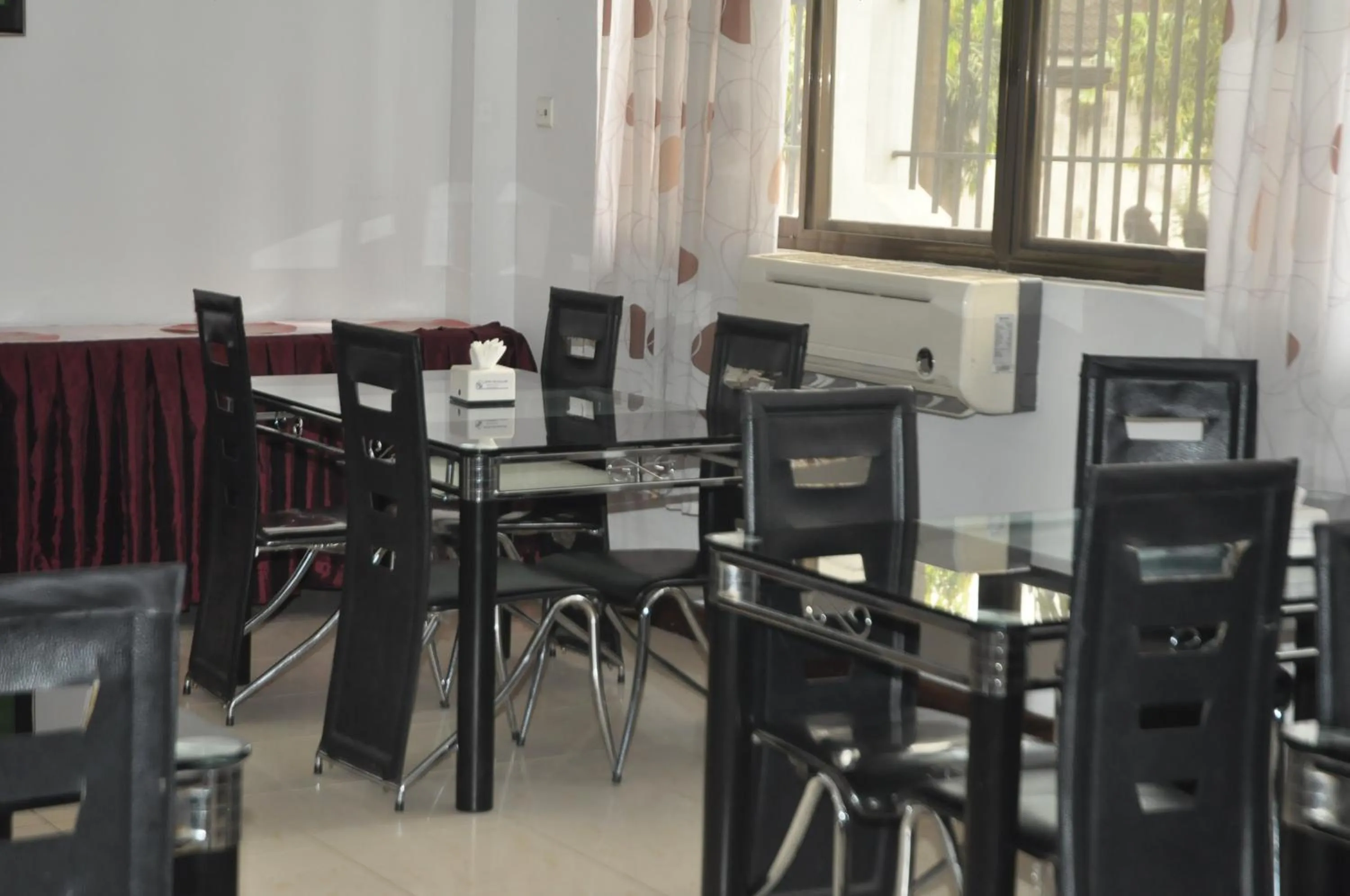 Restaurant/Places to Eat in Hotel de Mag Deluxe