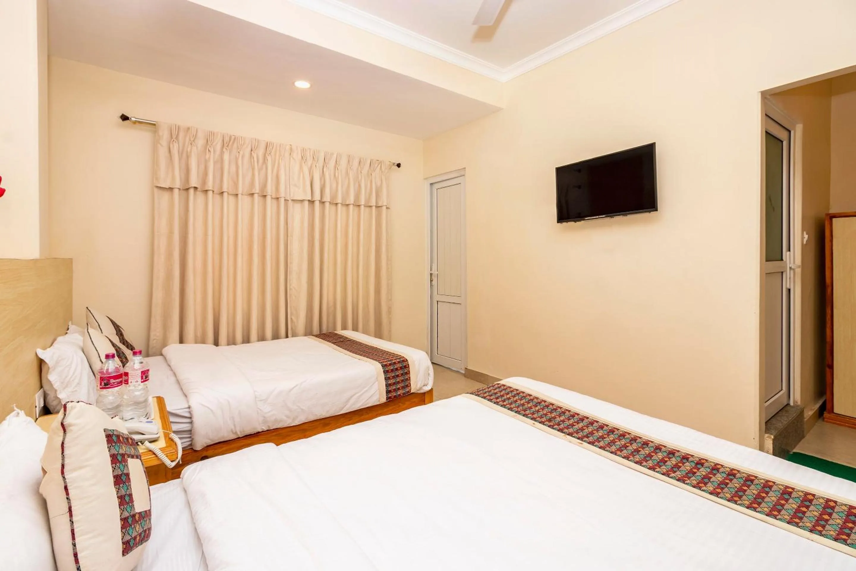 TV and multimedia, Bed in OYO 254 White House Inn