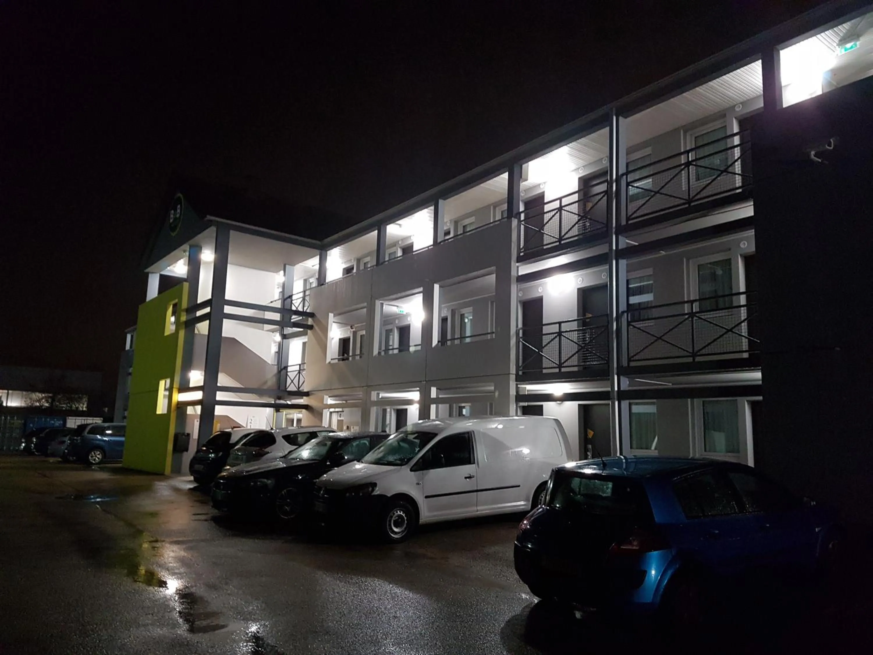 Facade/entrance in B&B HOTEL Dijon Marsannay