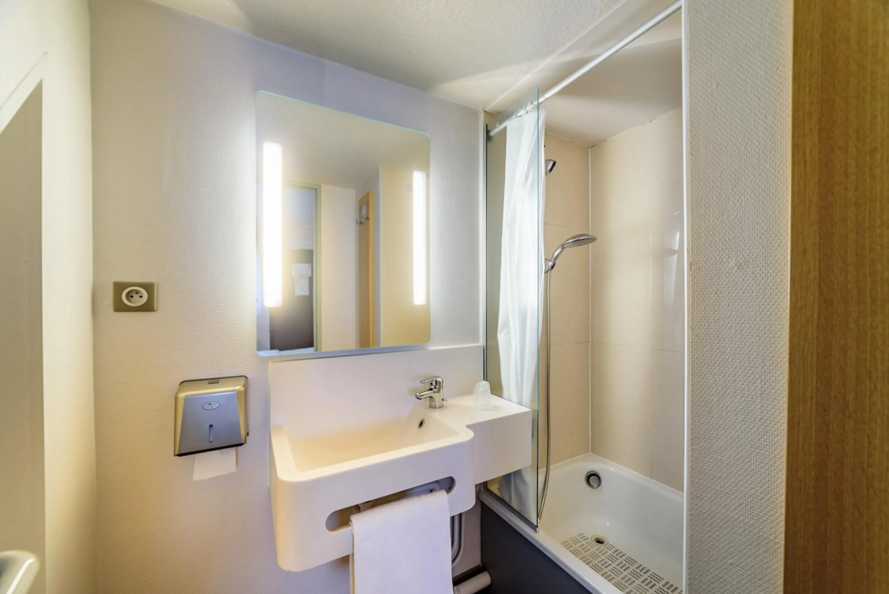 Bathroom in B&B HOTEL Dijon Marsannay