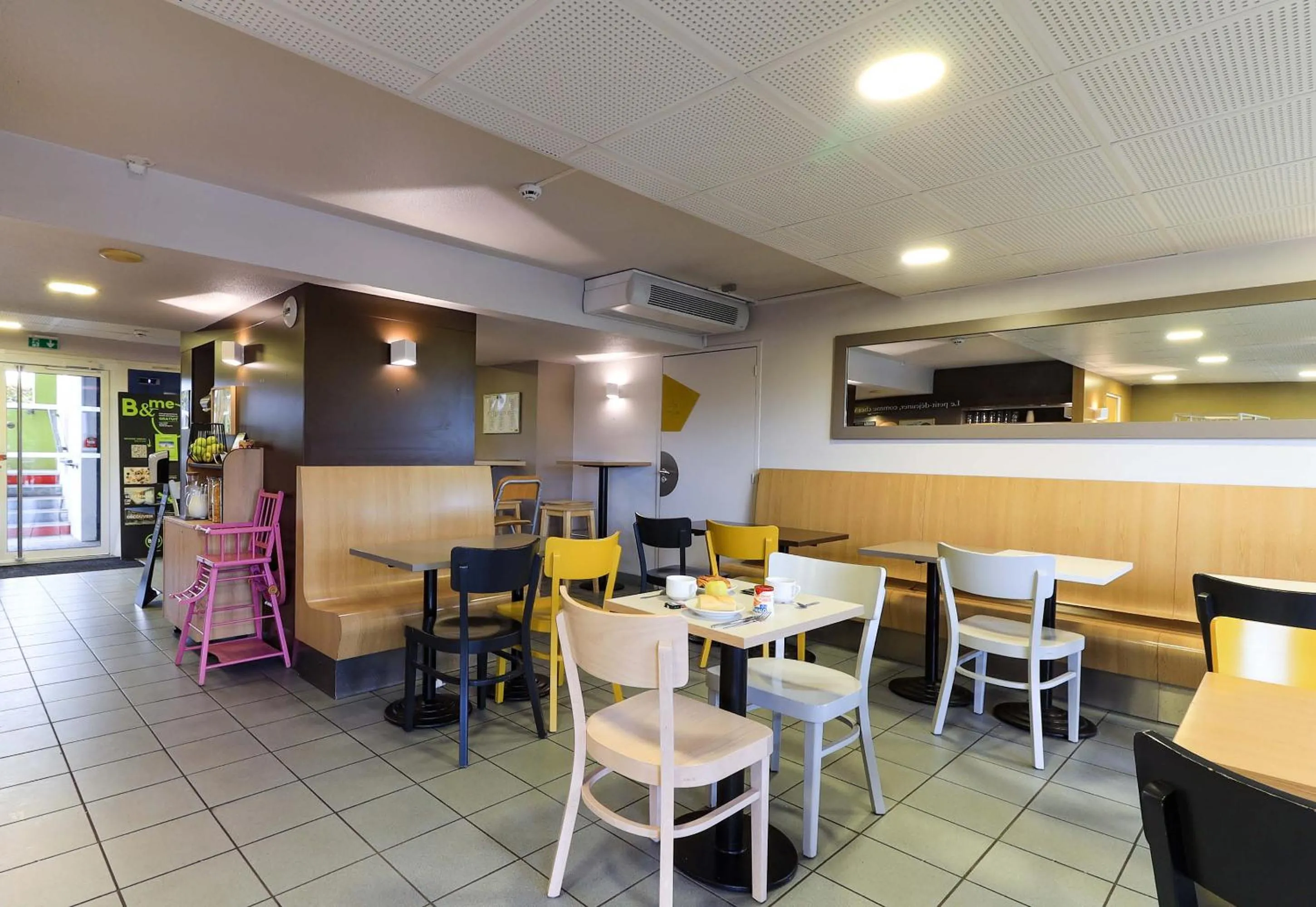 Restaurant/places to eat in B&B HOTEL Dijon Marsannay