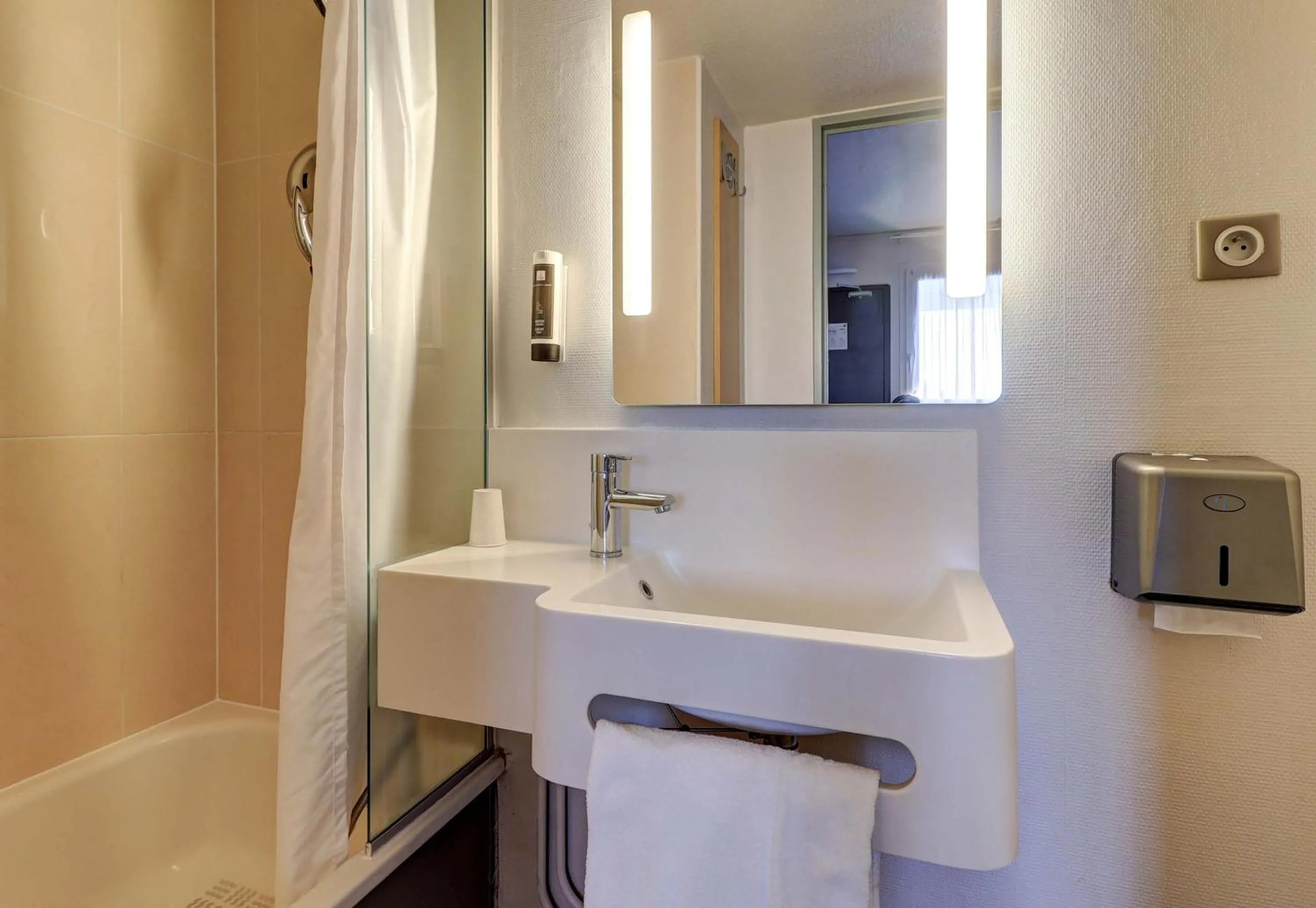 Bathroom in B&B HOTEL Dijon Marsannay