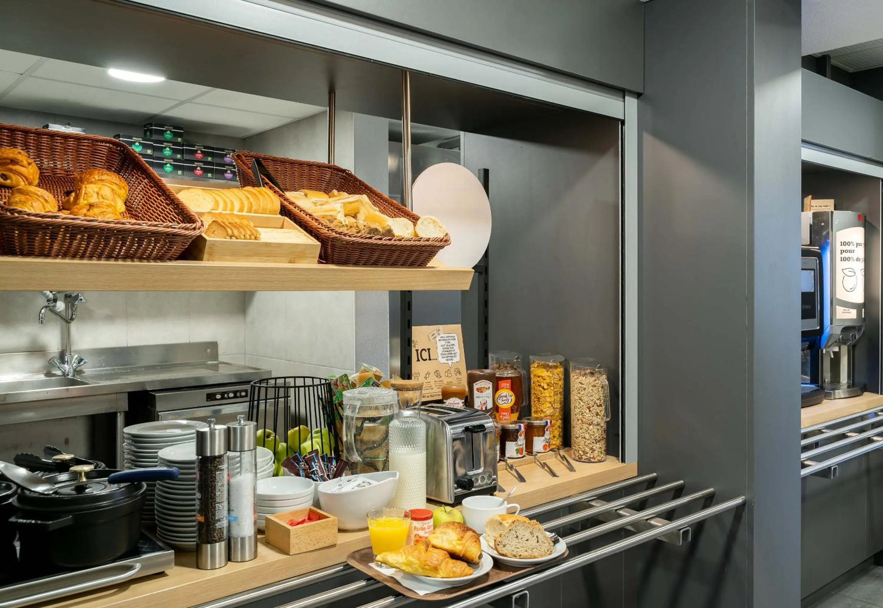 Breakfast in B&B HOTEL Vannes Est Golfe du Morbihan