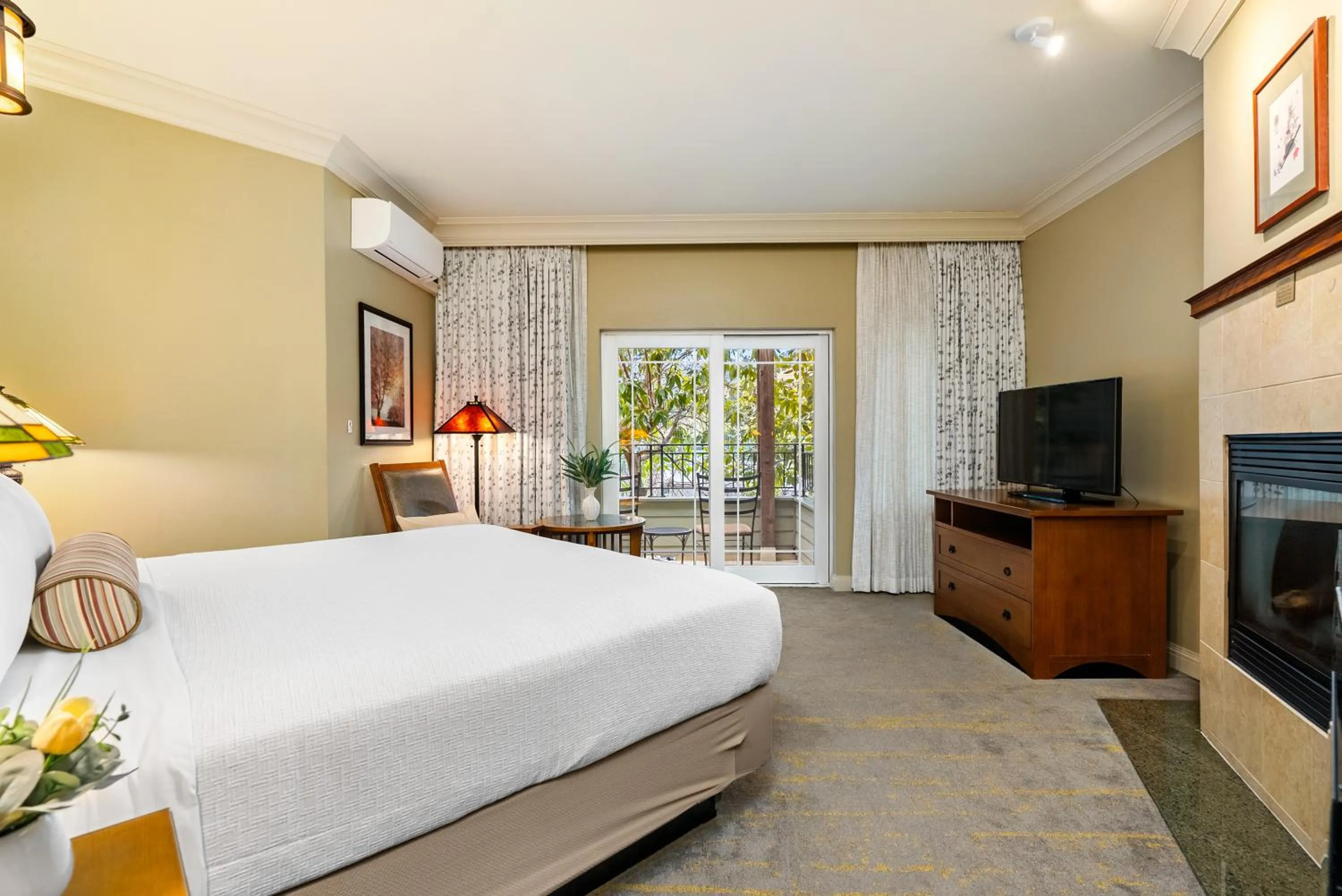 TV and multimedia, Bed in Avila Village Inn