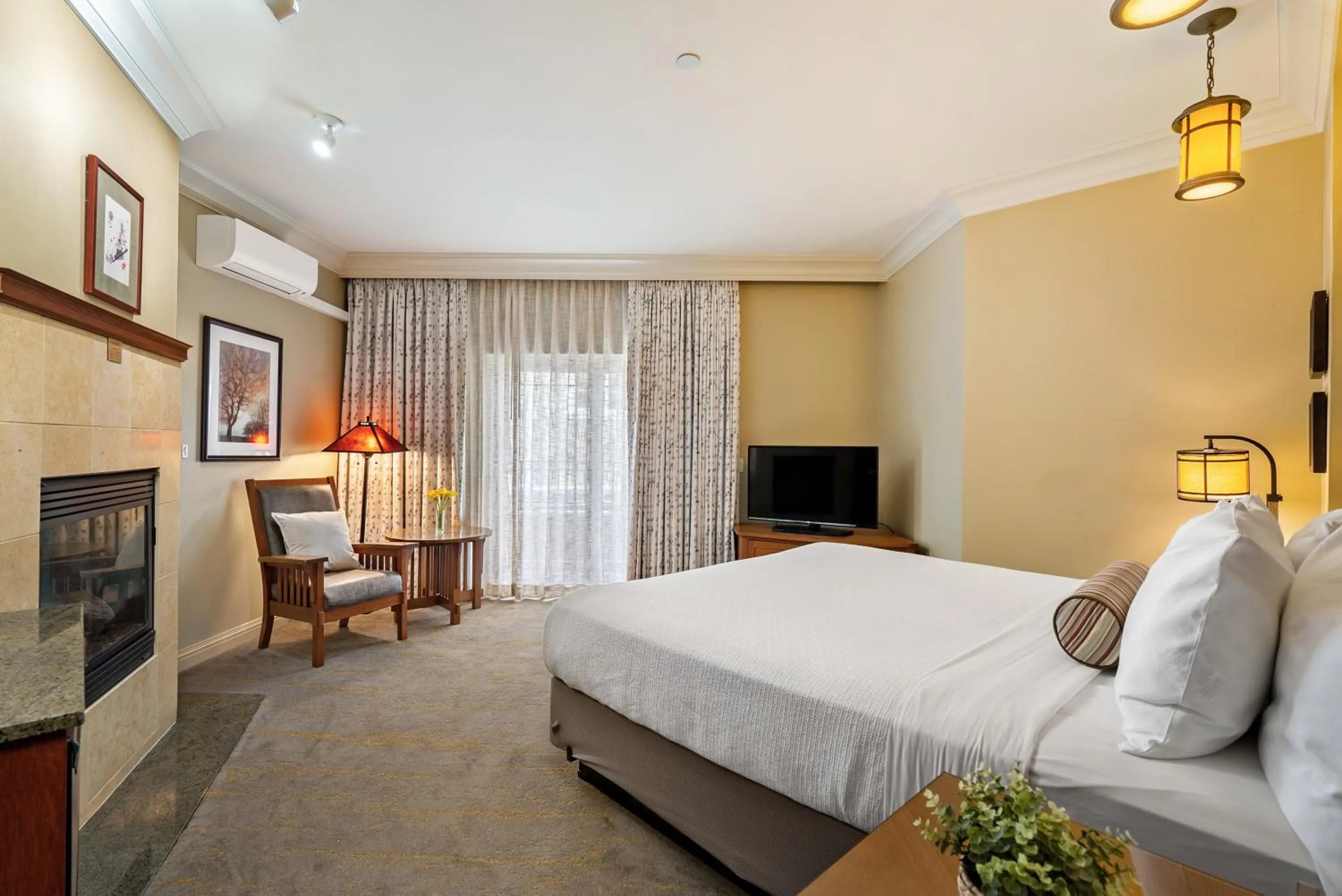 Bedroom, Bed in Avila Village Inn