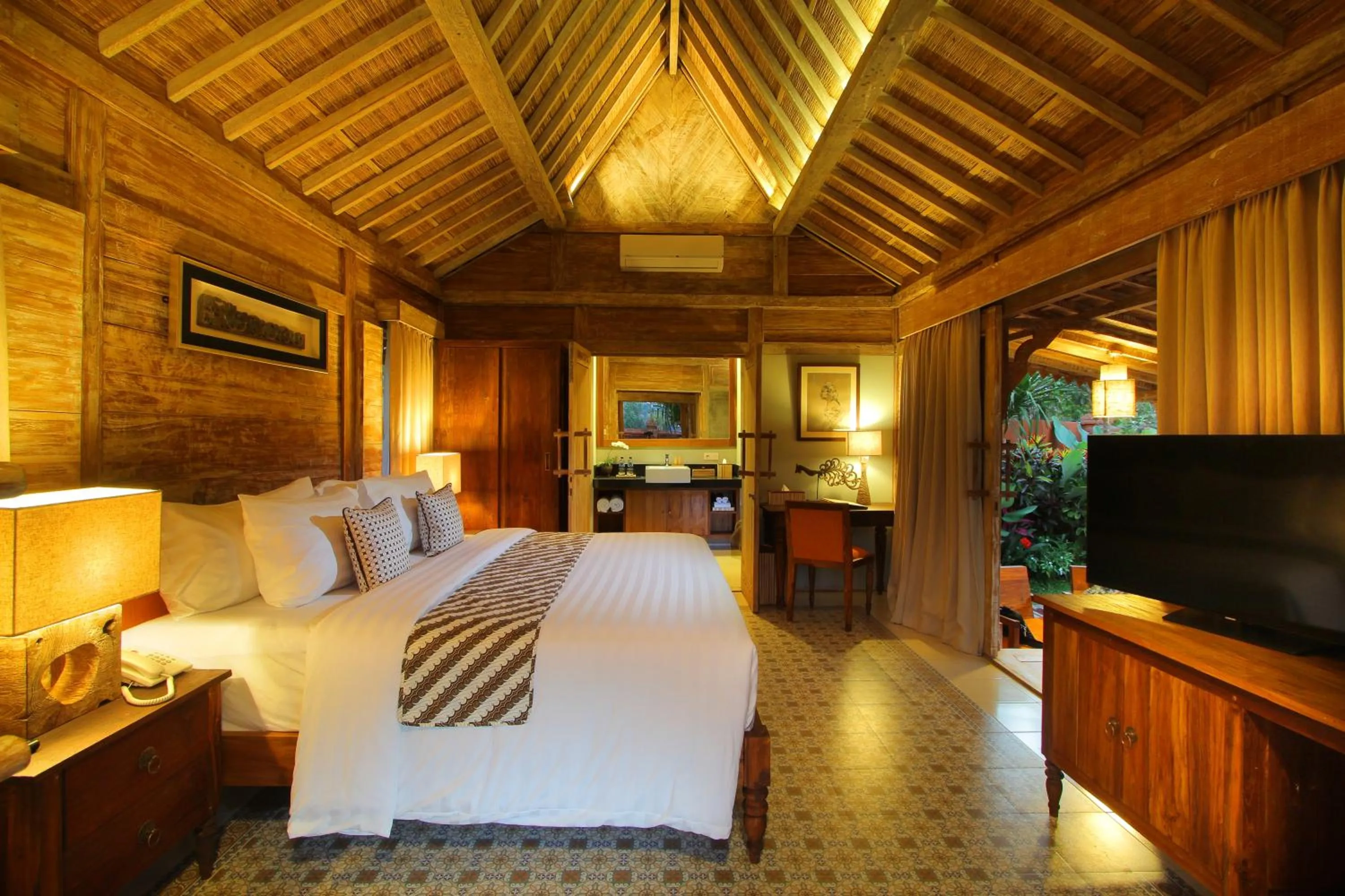 TV and multimedia, Bed in Suarti Boutique Village