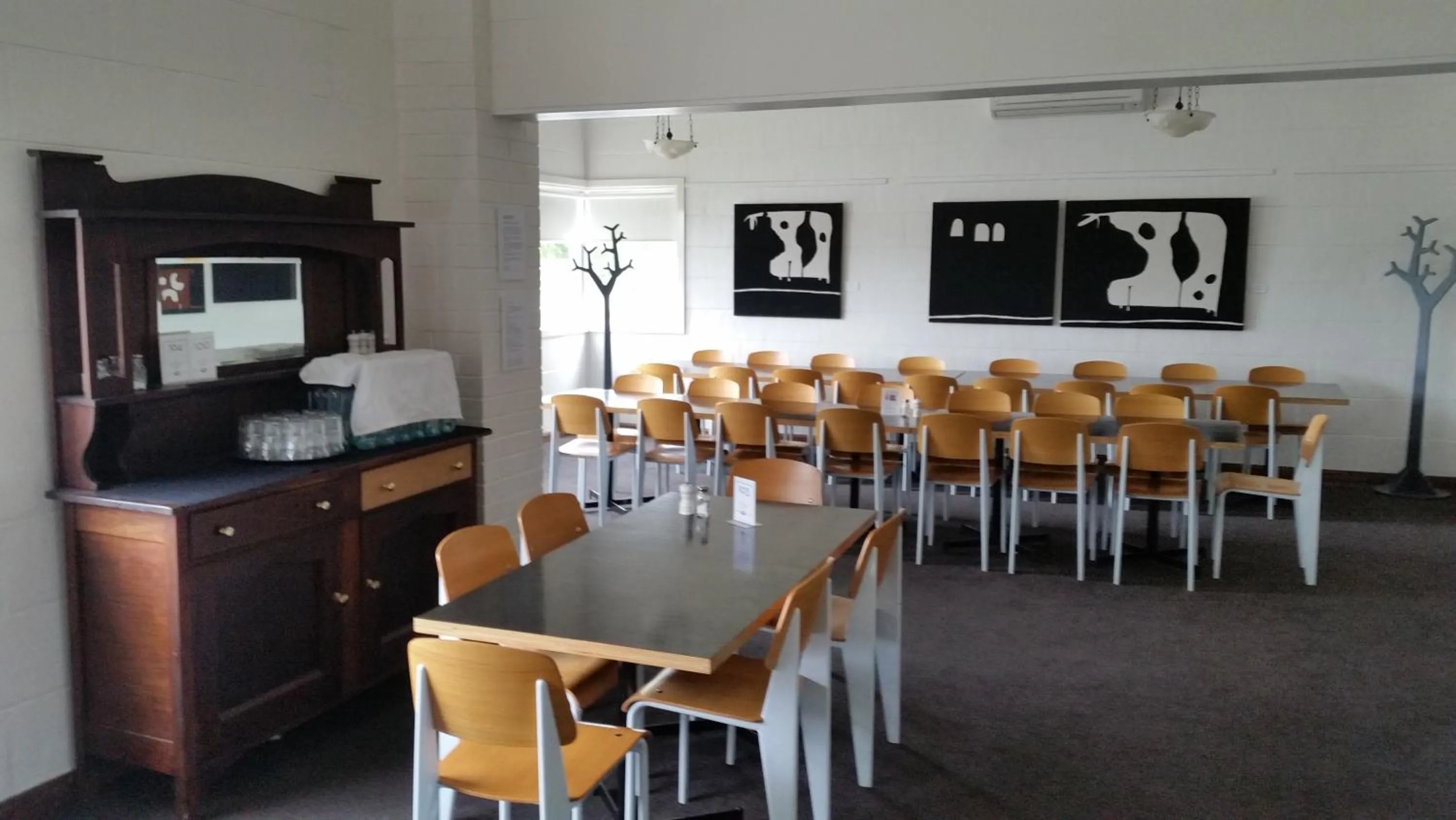 Dining area in Fish Creek Hotel