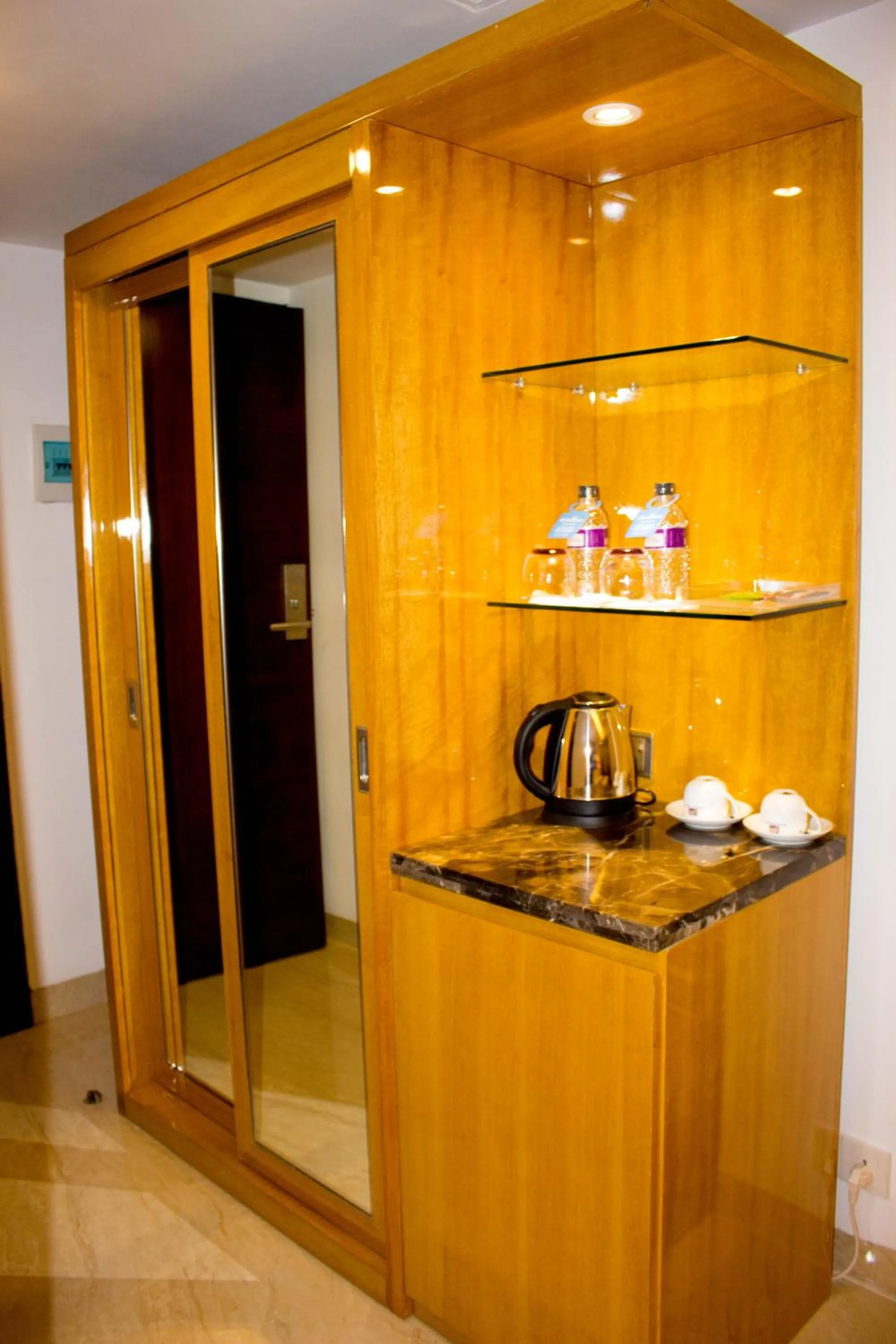 wardrobe in Hotel Bengal Canary Park