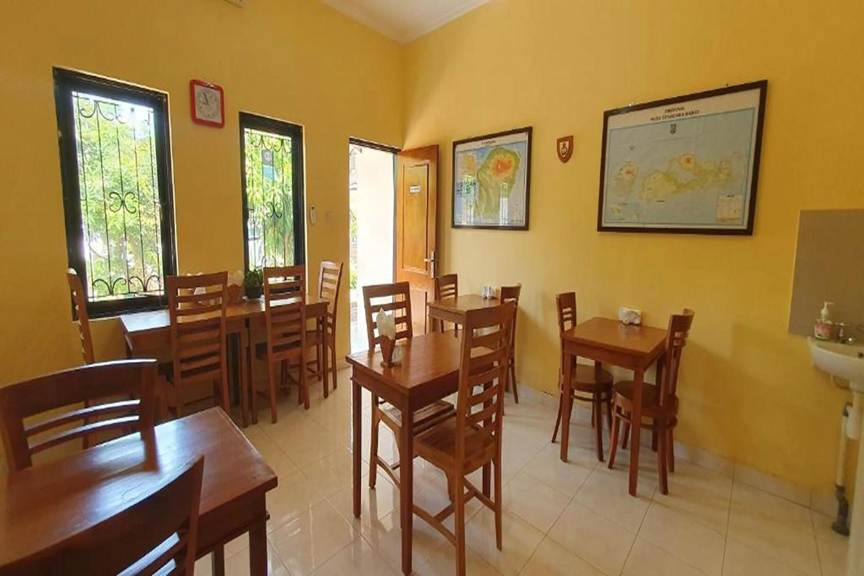 Dining area in Whiterose Guesthouse